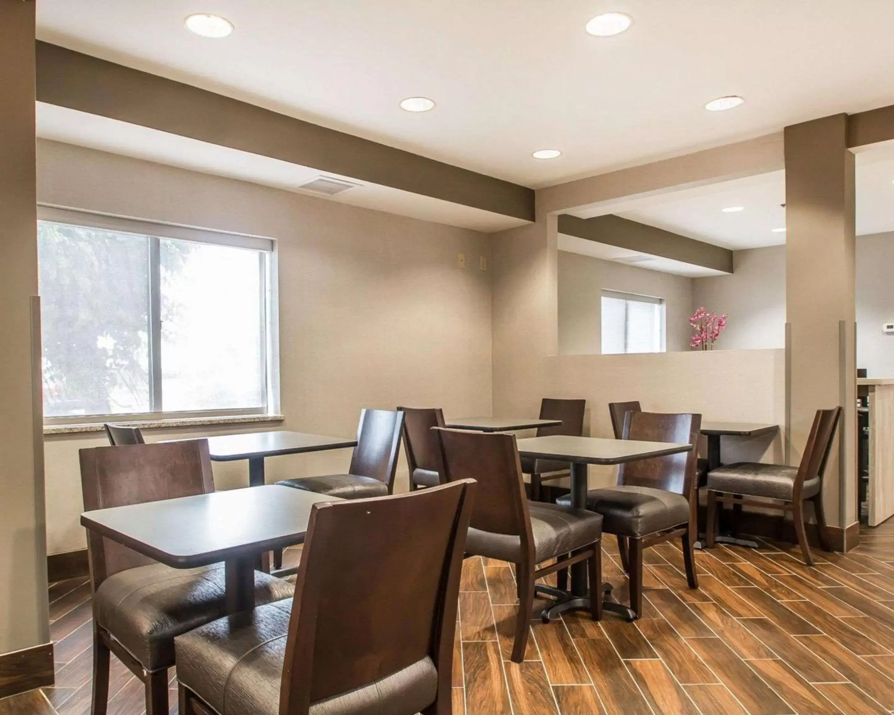 Restaurant/Places to Eat in Comfort Inn South - Springfield