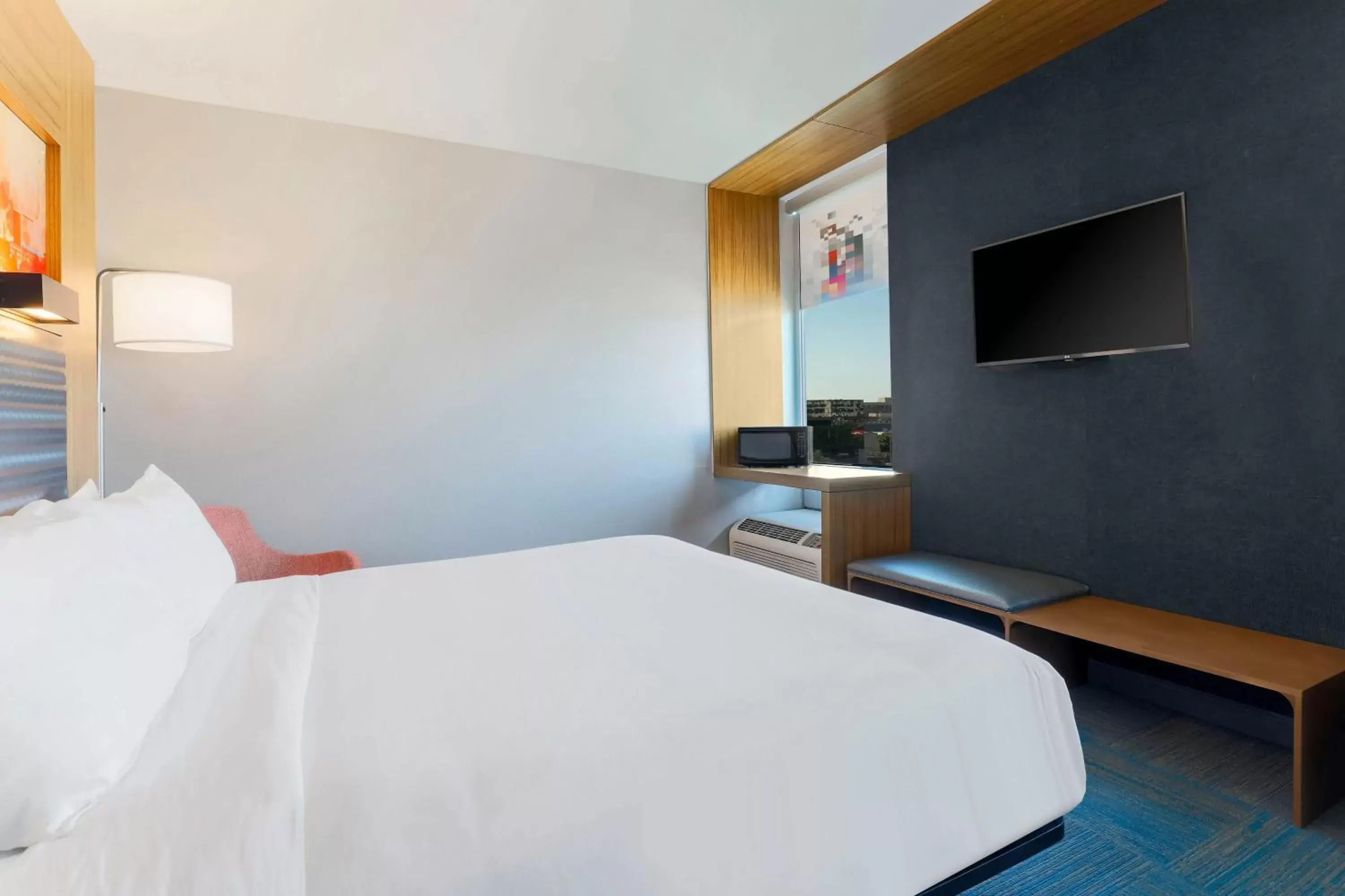 Photo of the whole room, Bed in Aloft Phoenix Airport