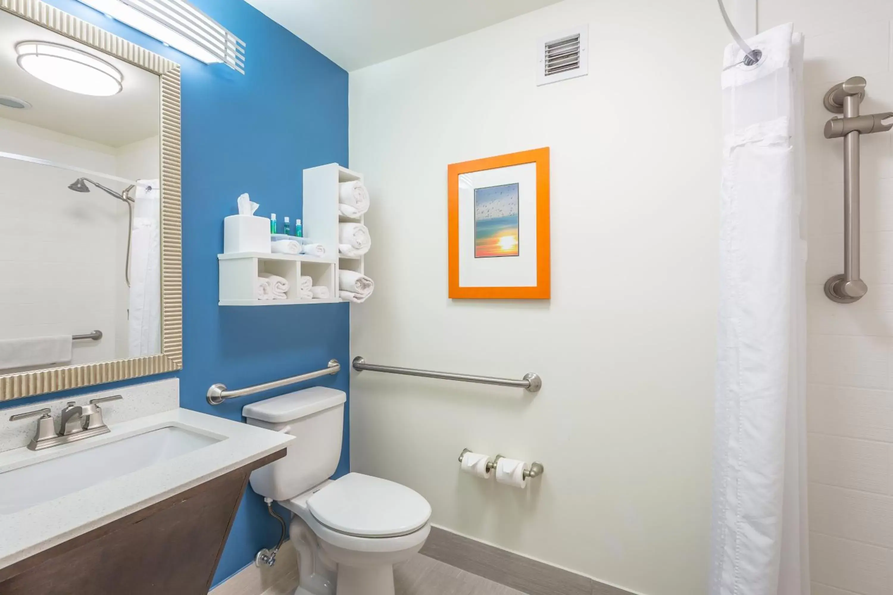 Photo of the whole room, Bathroom in Holiday Inn Express Saint Simons Island, an IHG Hotel