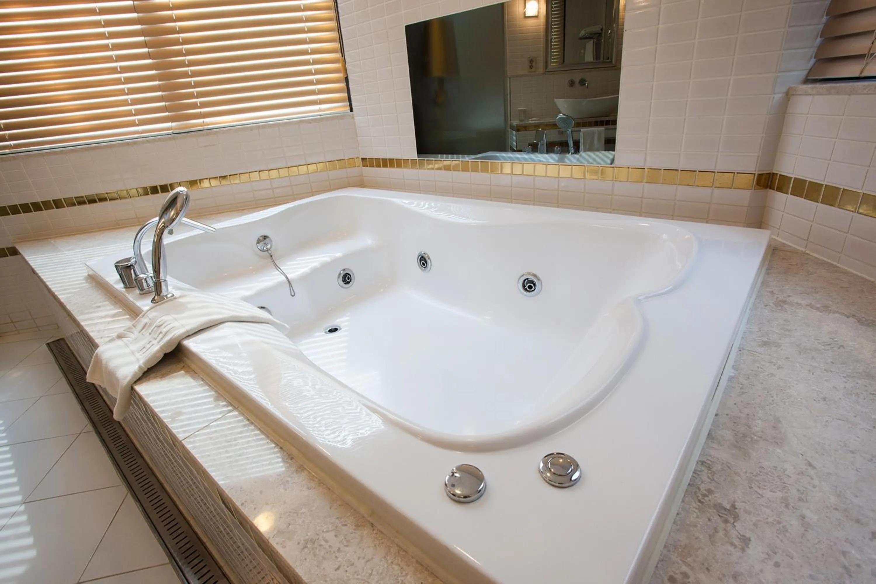 Shower in Hotel Pharos