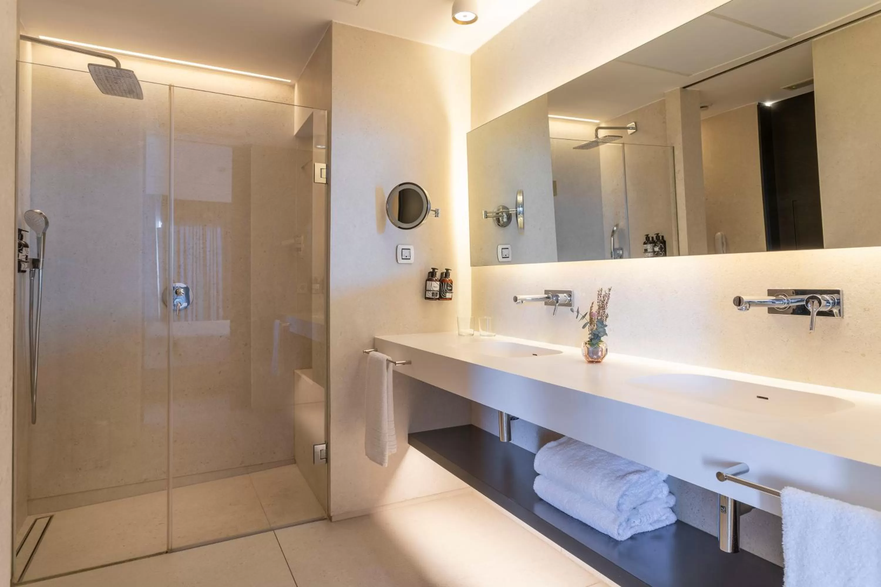 Shower in INNSiDE by Meliá Alicante Porta Maris