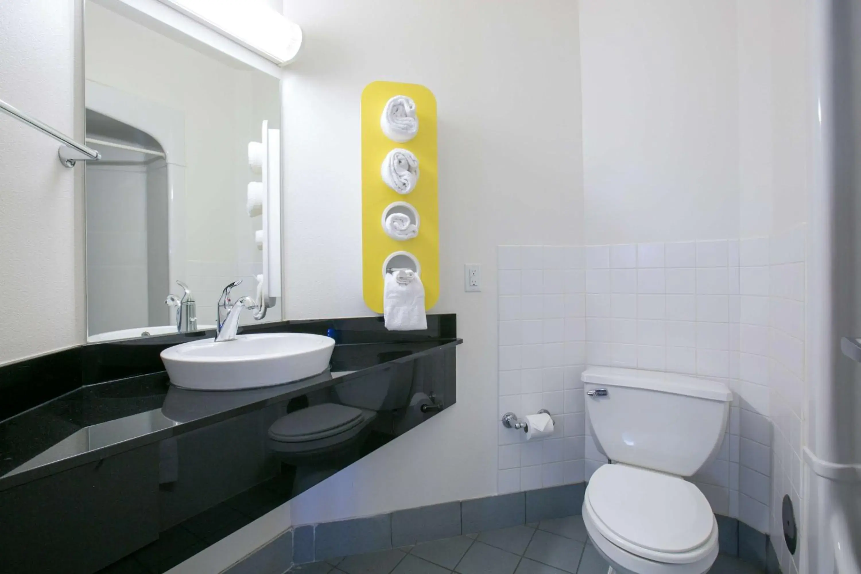 Queen Room in Motel 6-Brooklyn Center, MN - Minneapolis Queen Room in Motel 6-Brooklyn Center, MN - Minneapolis