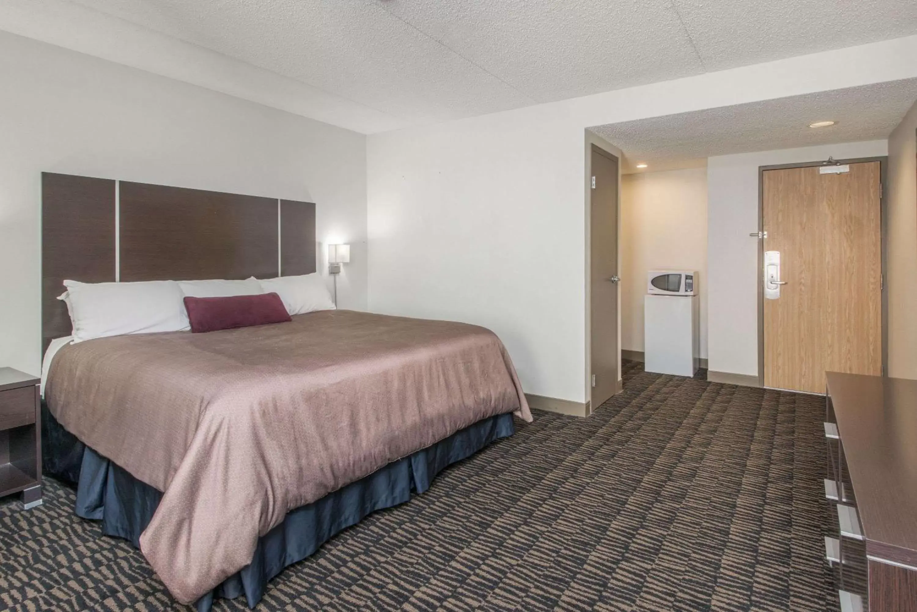 Photo of the whole room, Bed in Ramada Plaza by Wyndham Niagara Falls