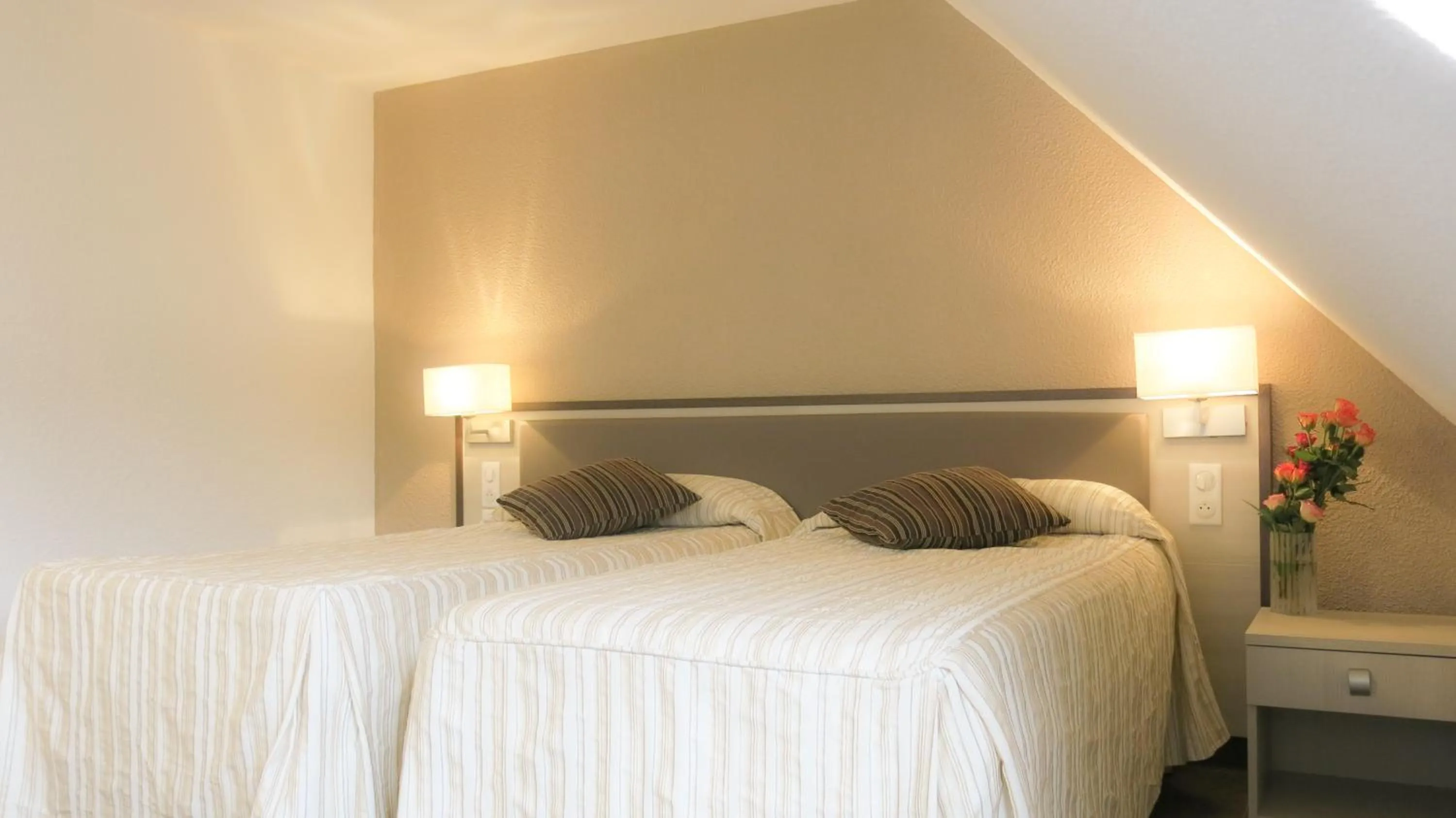 Bedroom, Bed in Hôtel La Source