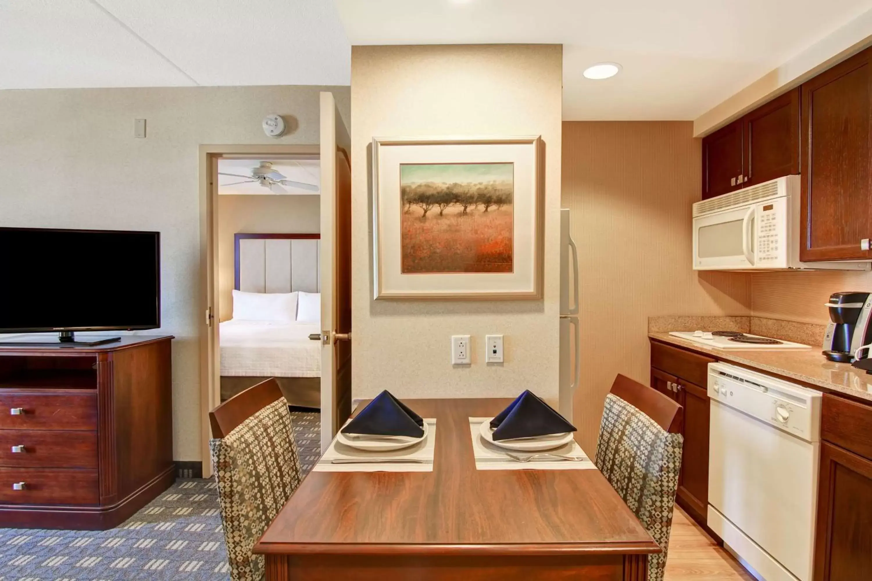 Kitchen or kitchenette, Kitchen/Kitchenette in Homewood Suites by Hilton Toronto-Mississauga