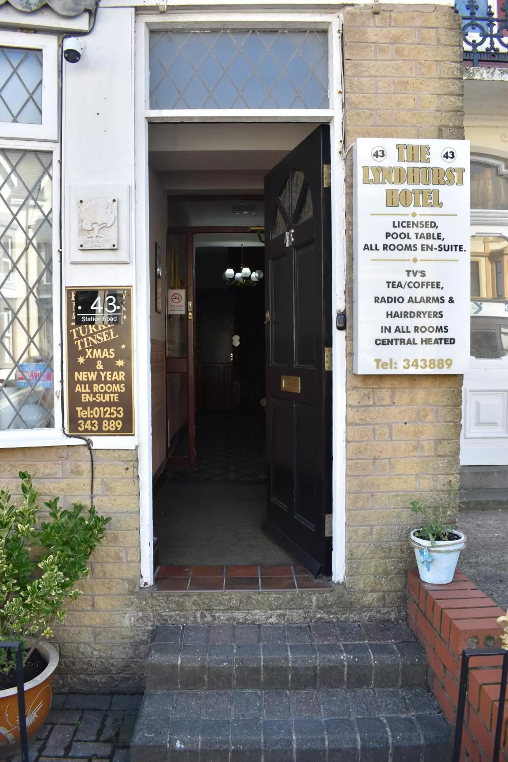 Facade/entrance in Lyndhurst Hotel