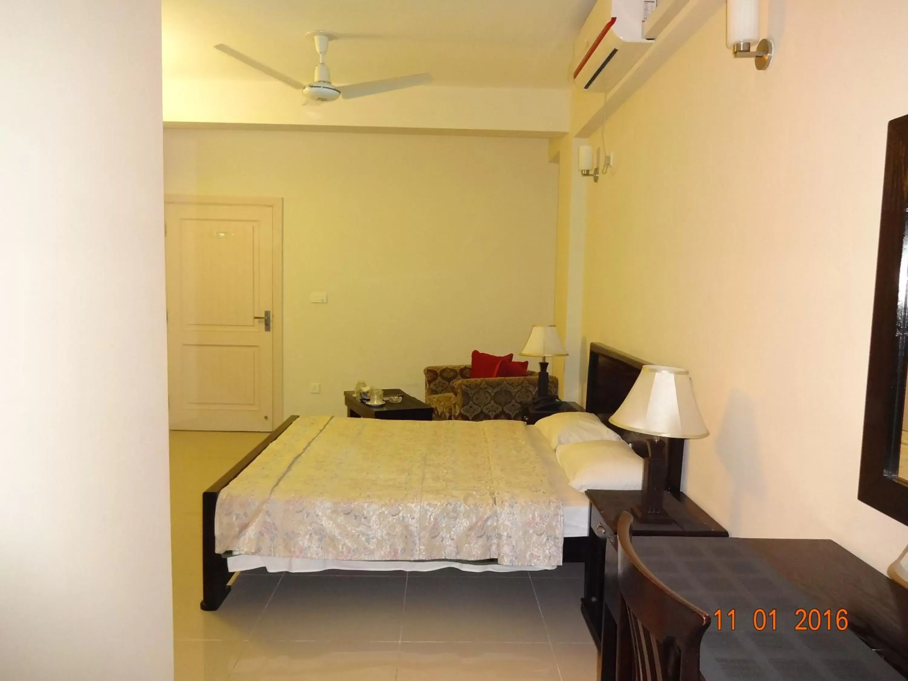 Photo of the whole room, Bed in Jasmine Inn