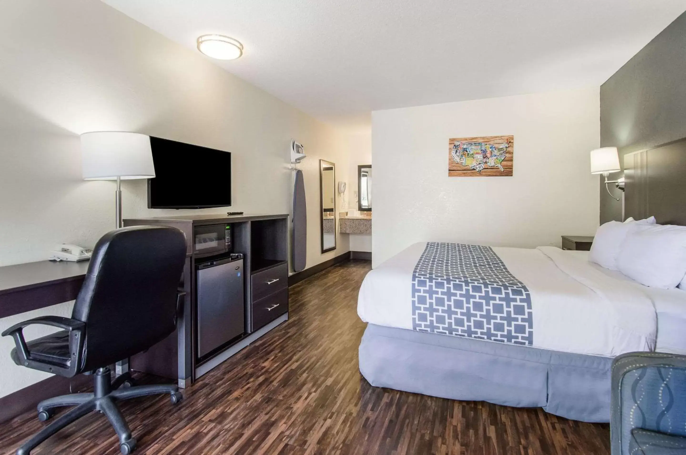 Photo of the whole room, TV/Entertainment Center in Econo Lodge Near Motor Speedway