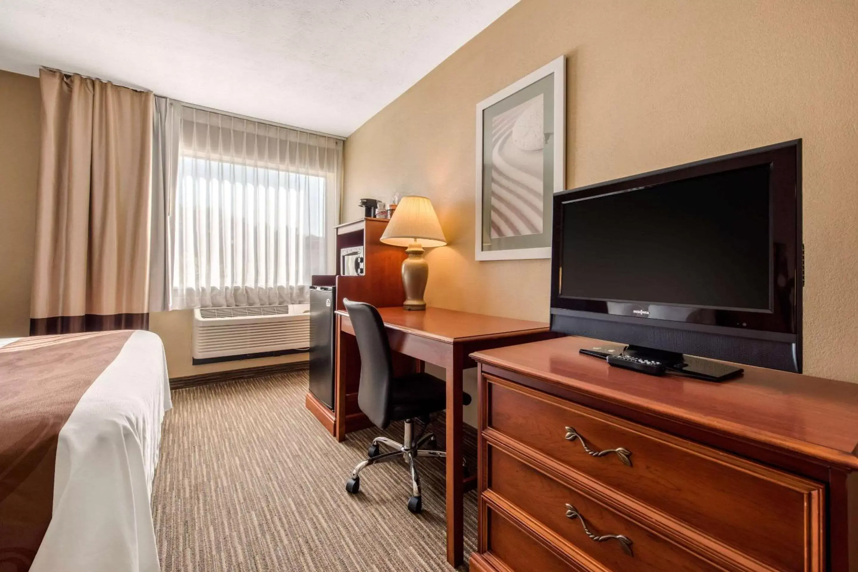 Photo of the whole room, TV/Entertainment Center in Quality Inn & Suites New Castle