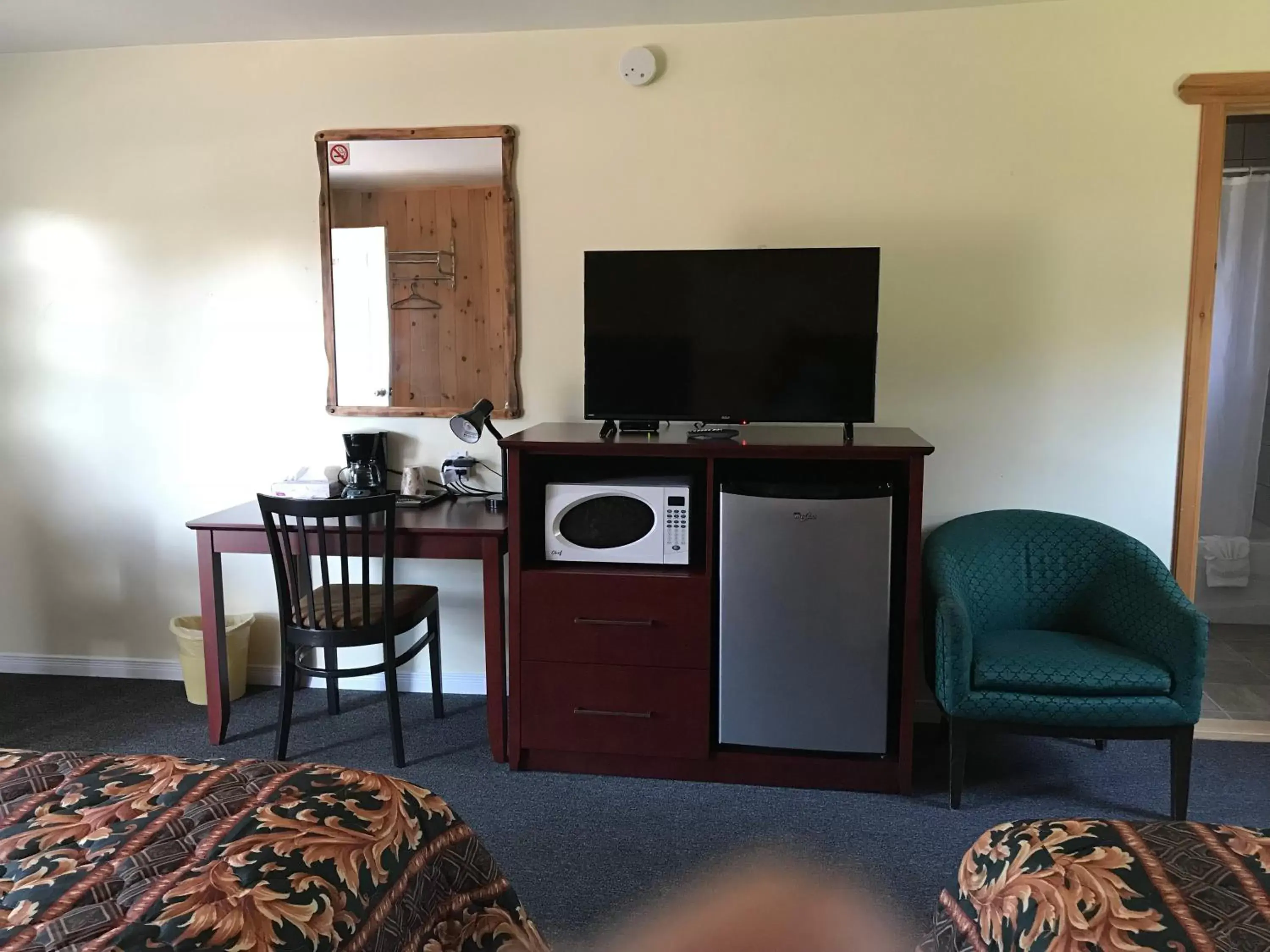 TV/Entertainment Center in Deep River Motel
