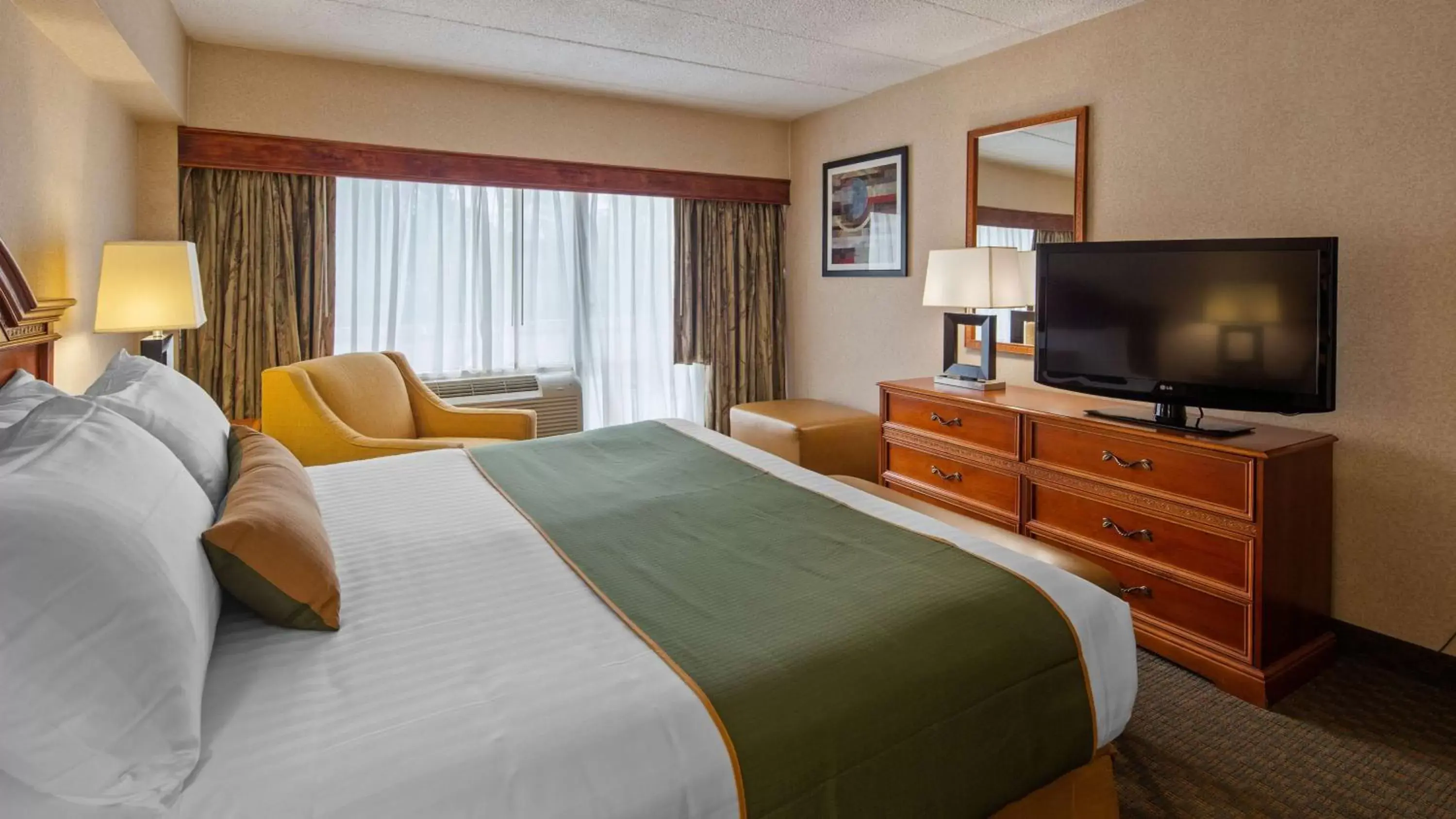 Photo of the whole room, TV/Entertainment Center in Best Western Capital Beltway
