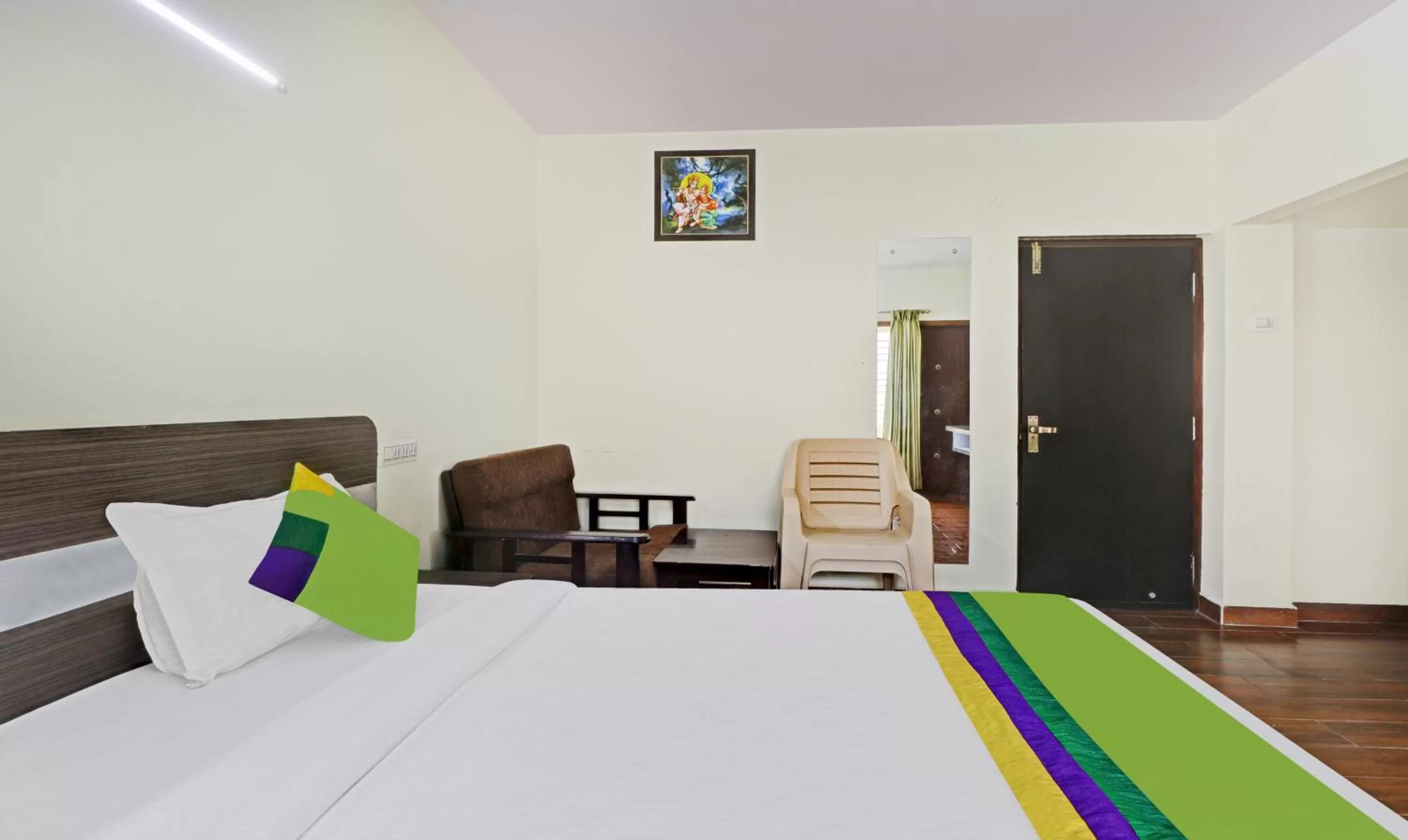 Bedroom, Bed in Treebo Aall Season