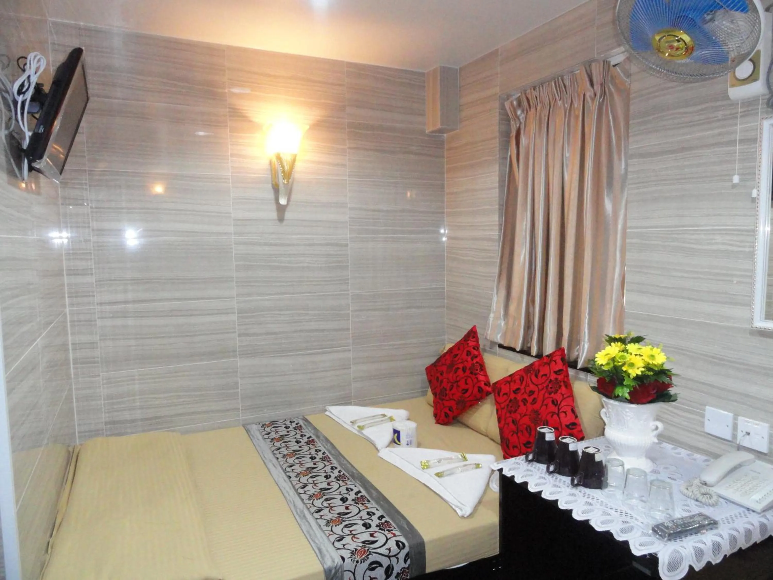 Photo of the whole room, Bed in Paris Guest House DHILLON HOTEL HK LTD 24 HOUR RECEPTION BLOCK D E 10F