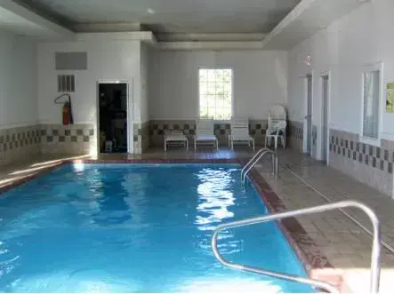 Swimming Pool in Americas Stay Inn-Leavenworth