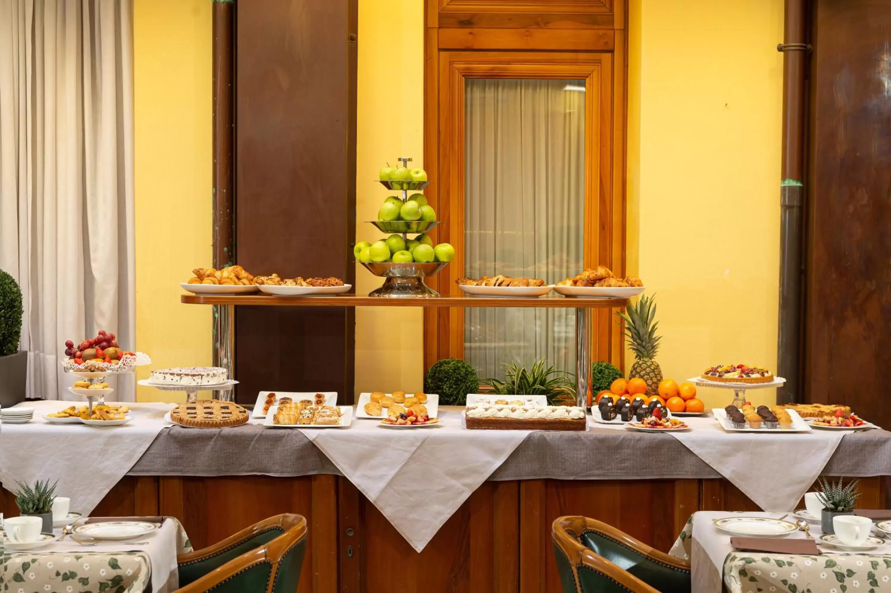 Buffet breakfast, Restaurant/Places to Eat in Hotel Santa Marina