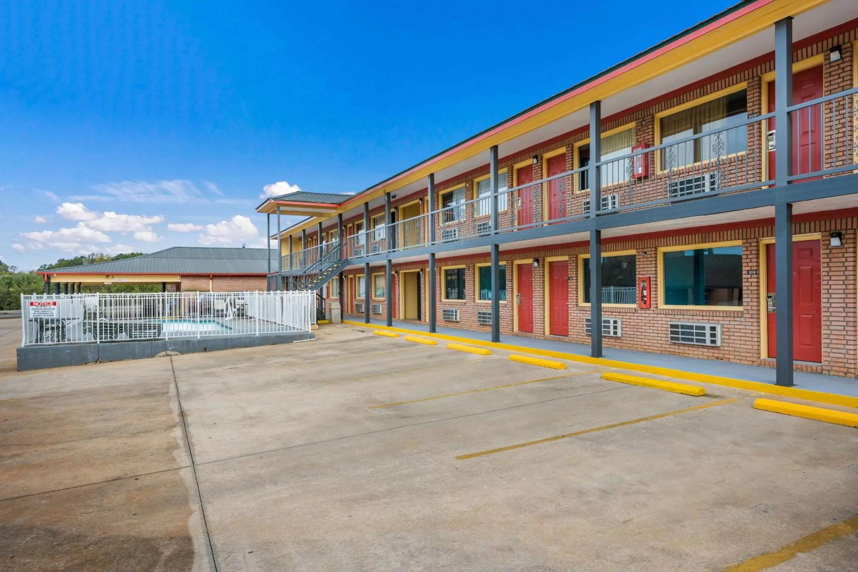 Property building in Econo Lodge Russellville