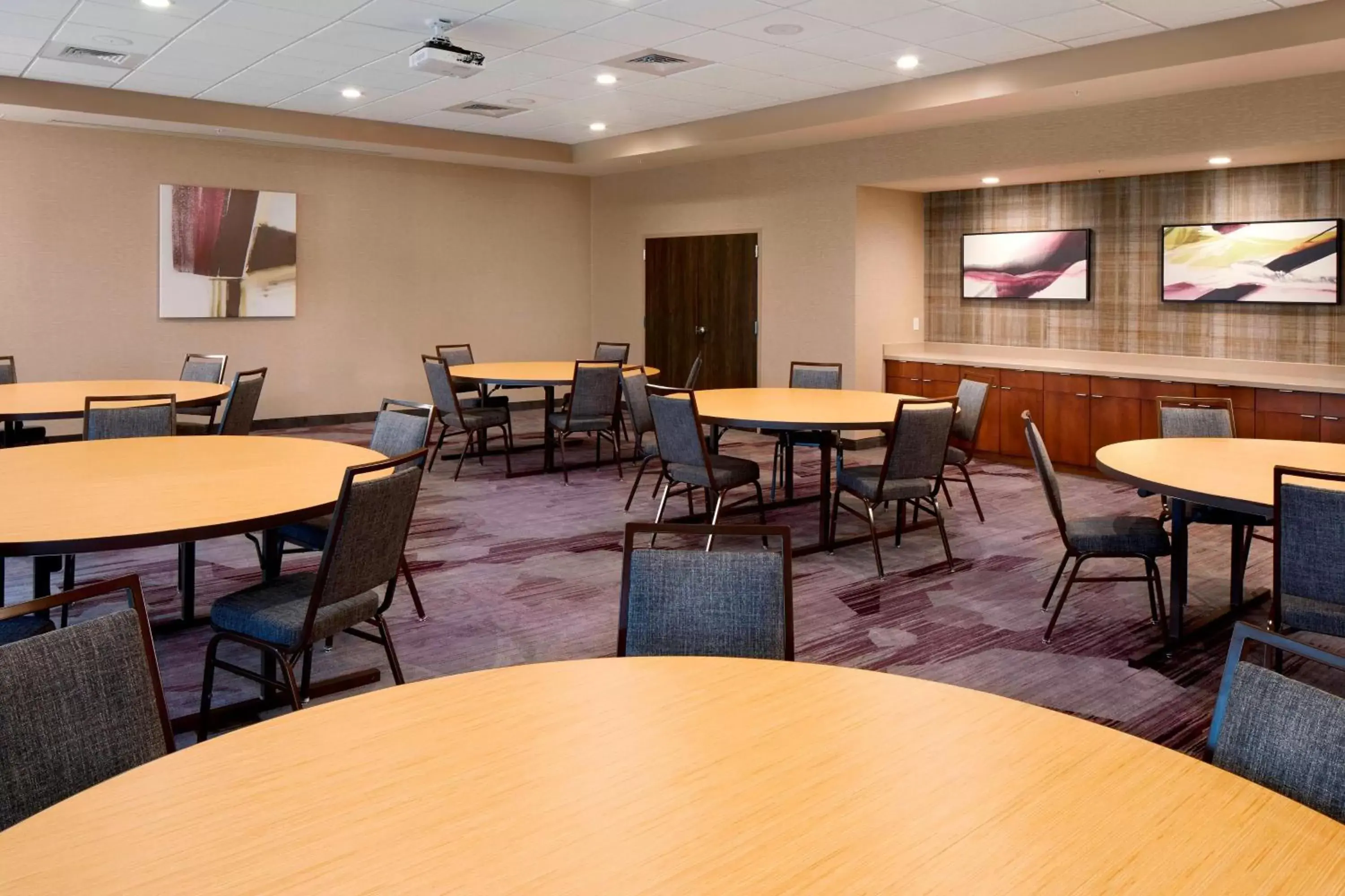 Meeting/conference room, Restaurant/Places to Eat in Courtyard by Marriott Houston Intercontinental Airport