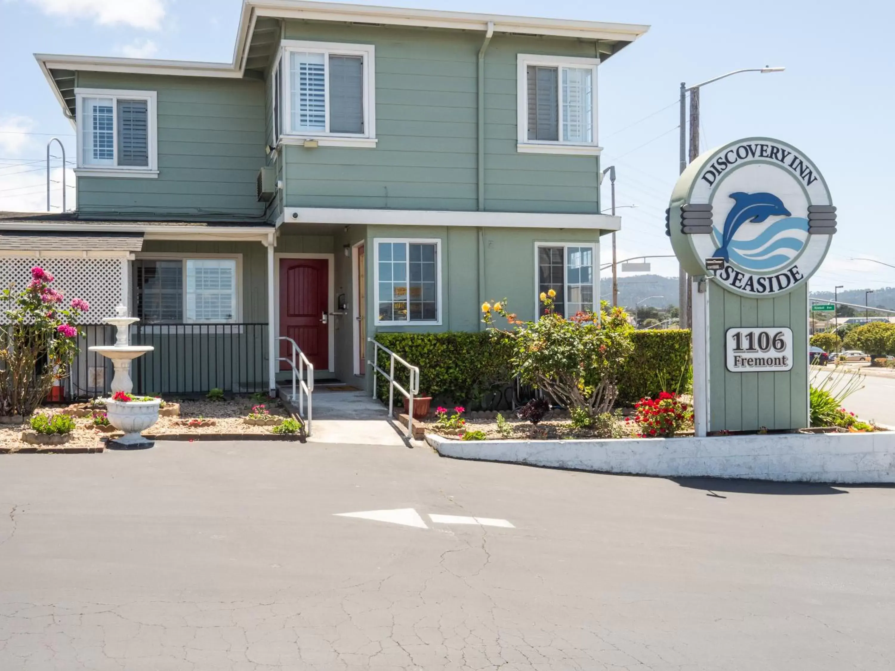 Property Building in Discovery Inn Monterey Bay