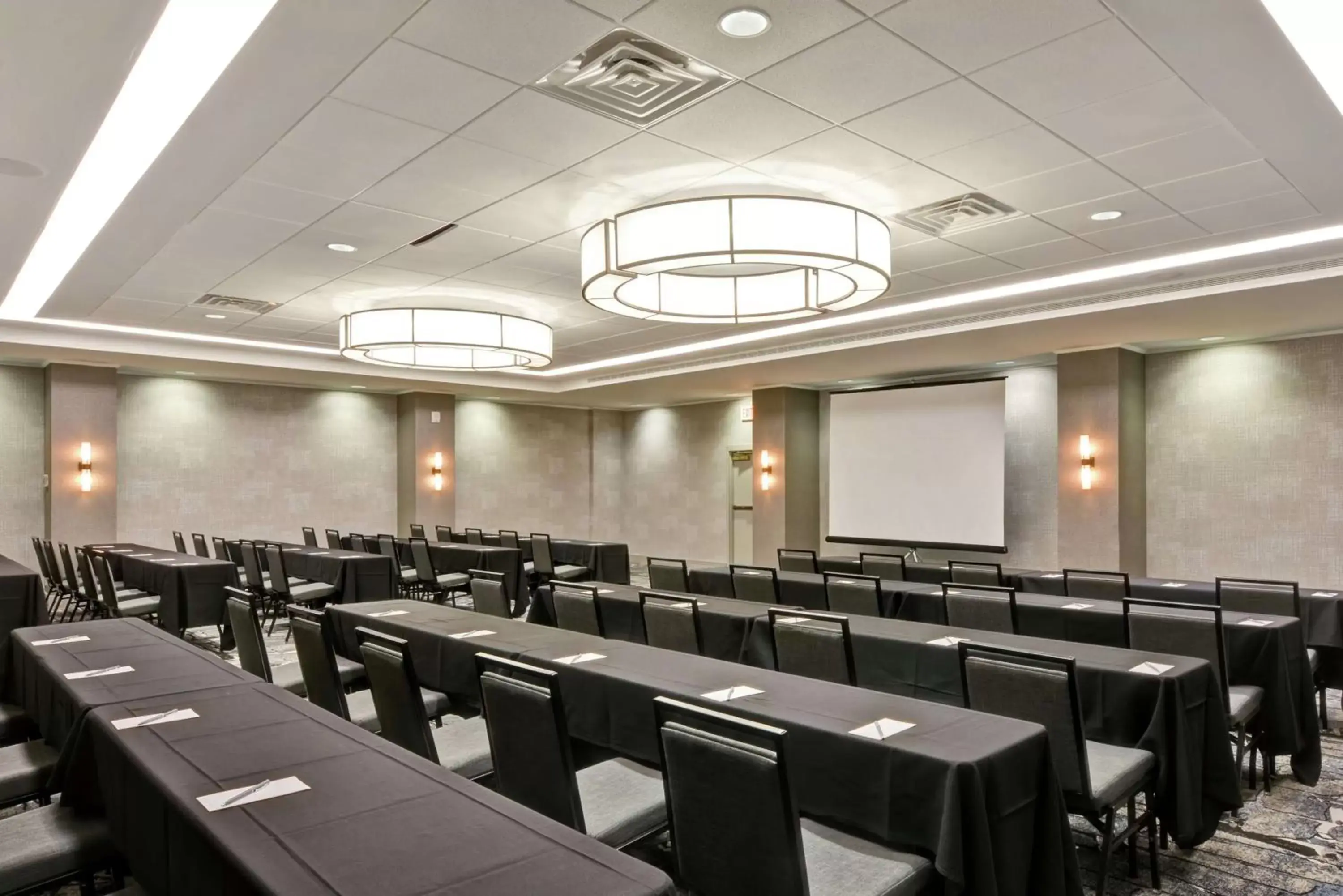 Meeting/conference room in Embassy Suites by Hilton Minneapolis Airport