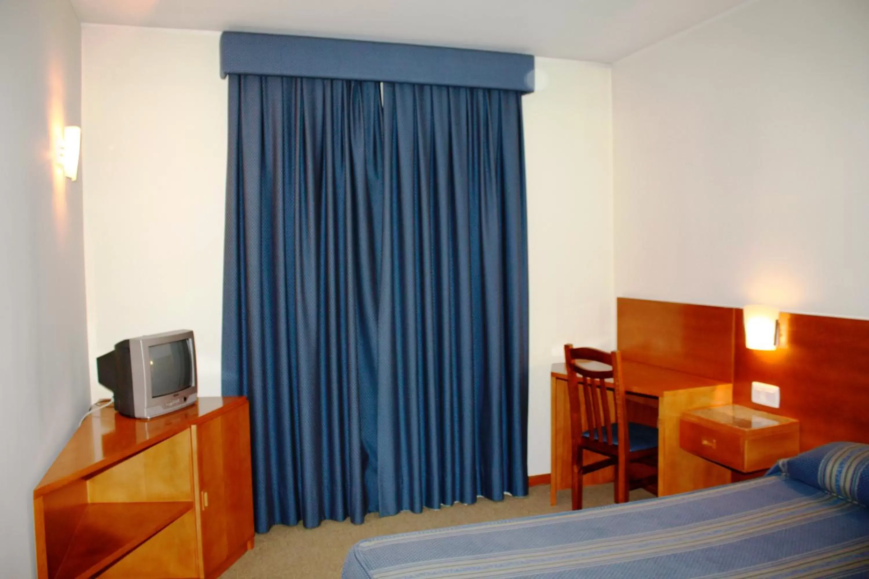 Bed, TV/Entertainment Center in Hotel das Taipas