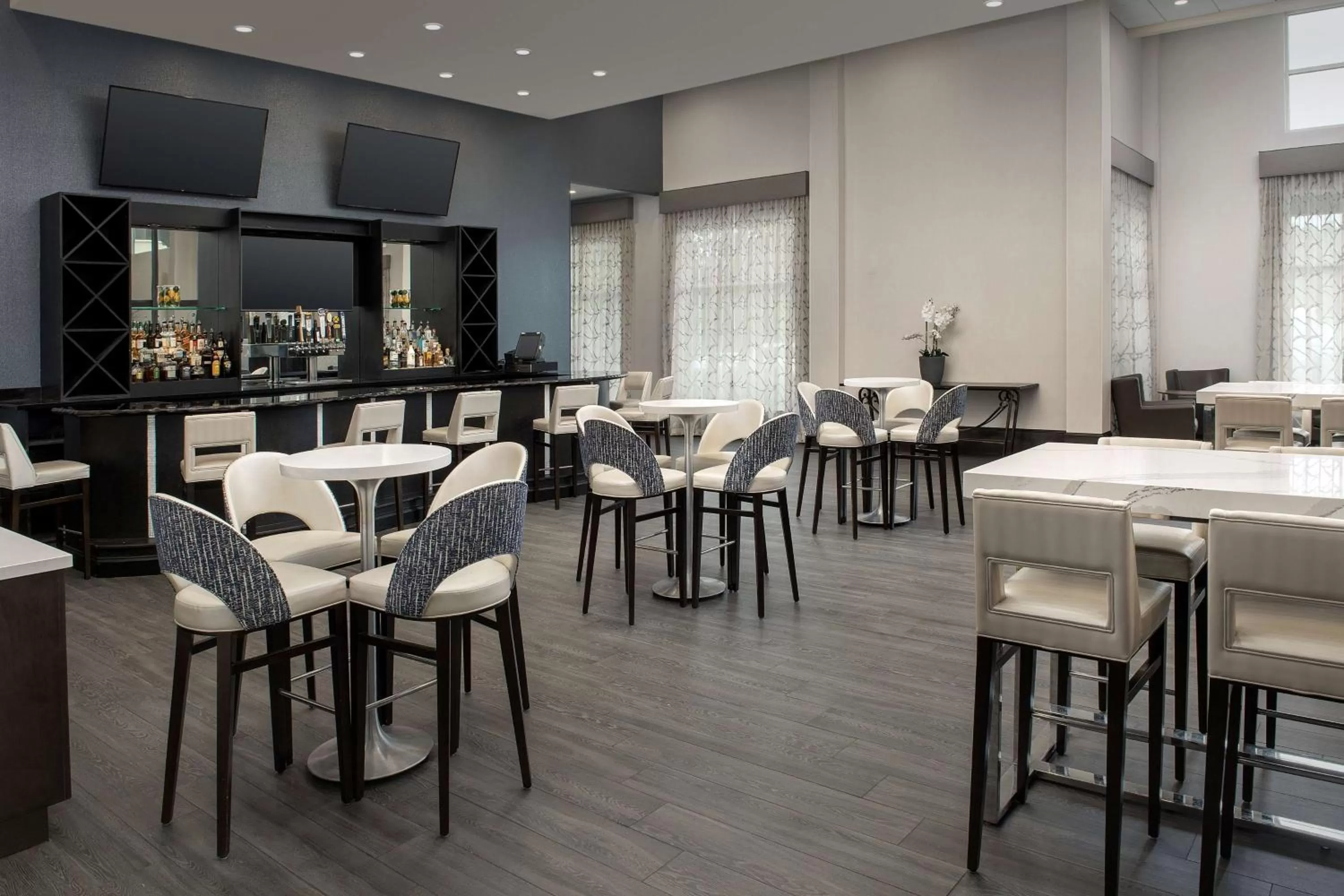 Lounge or bar in Embassy Suites by Hilton Birmingham Hoover