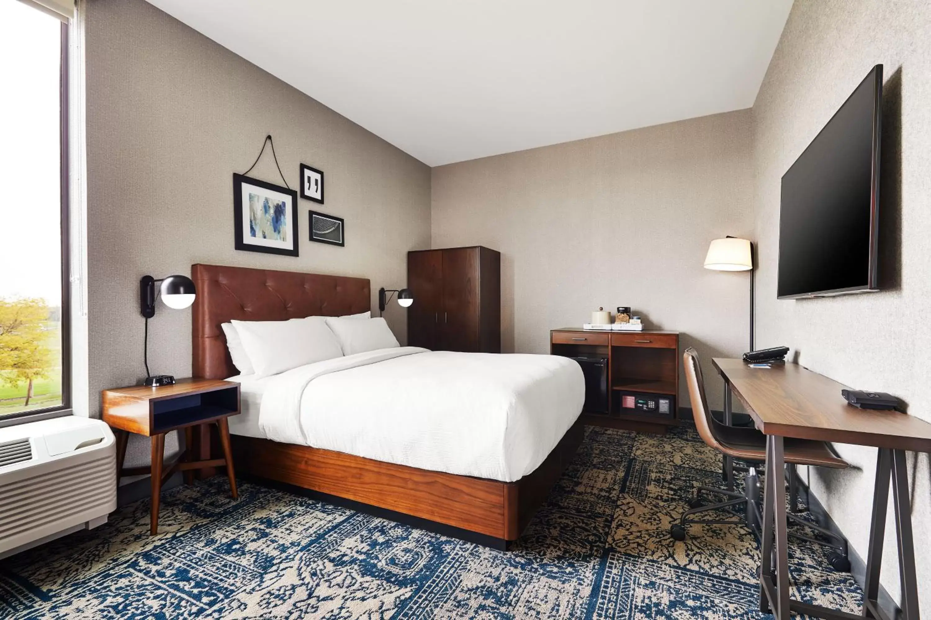 Photo of the whole room, Bed in Four Points by Sheraton Chicago Westchester/Oak Brook