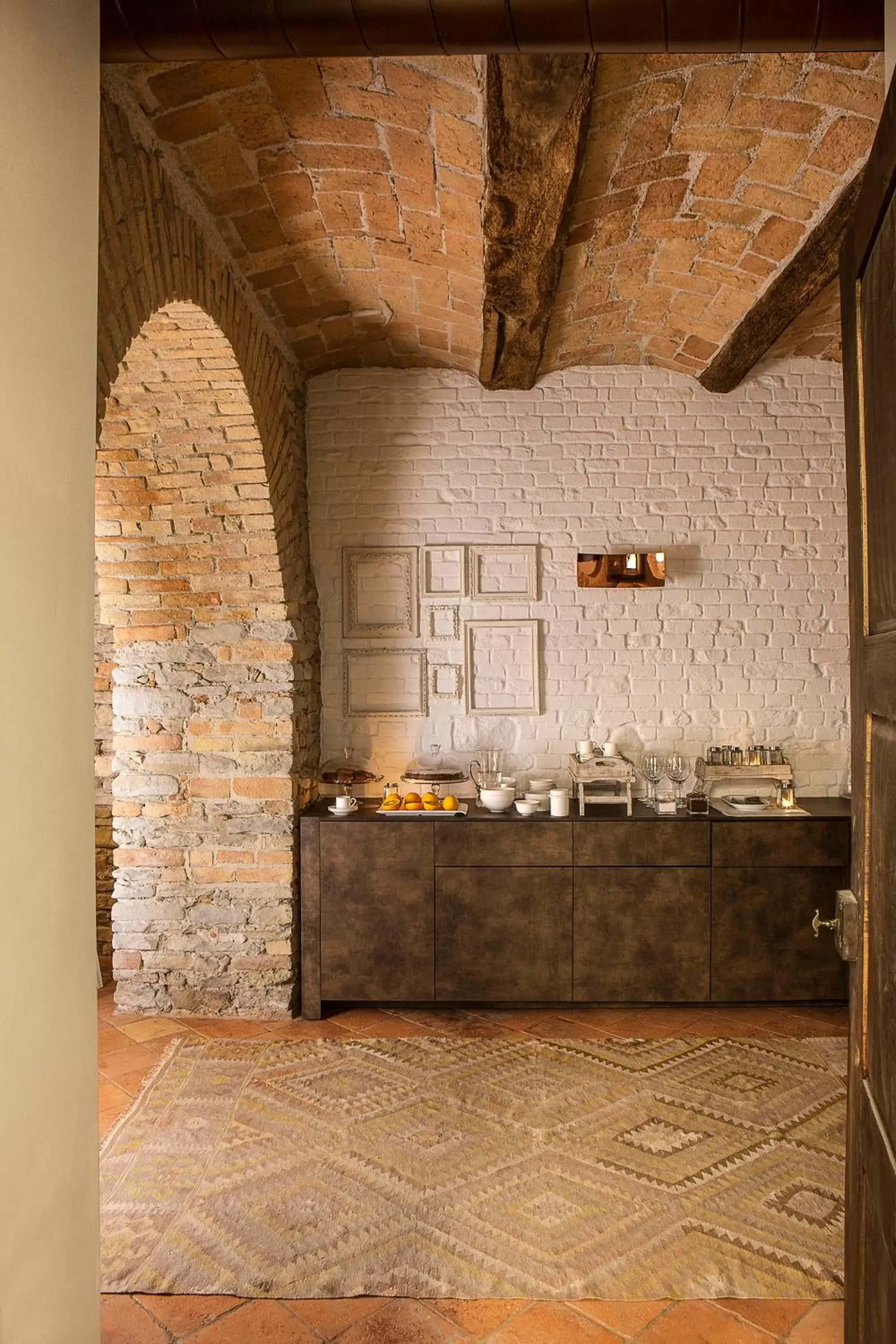 Lounge or bar, Kitchen/Kitchenette in Relais Villa del Borgo