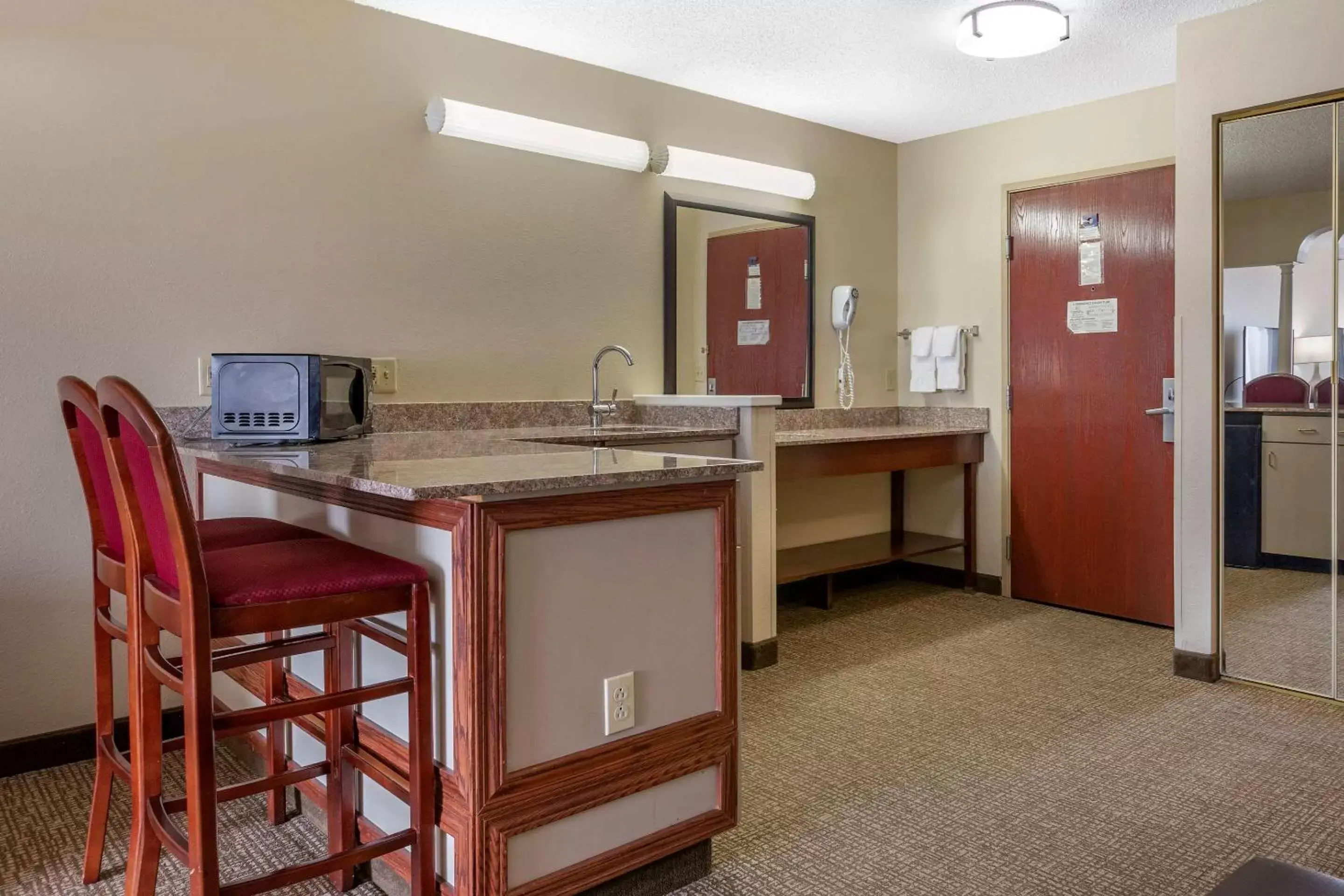 Photo of the whole room, Kitchen/Kitchenette in Comfort Suites Grandville