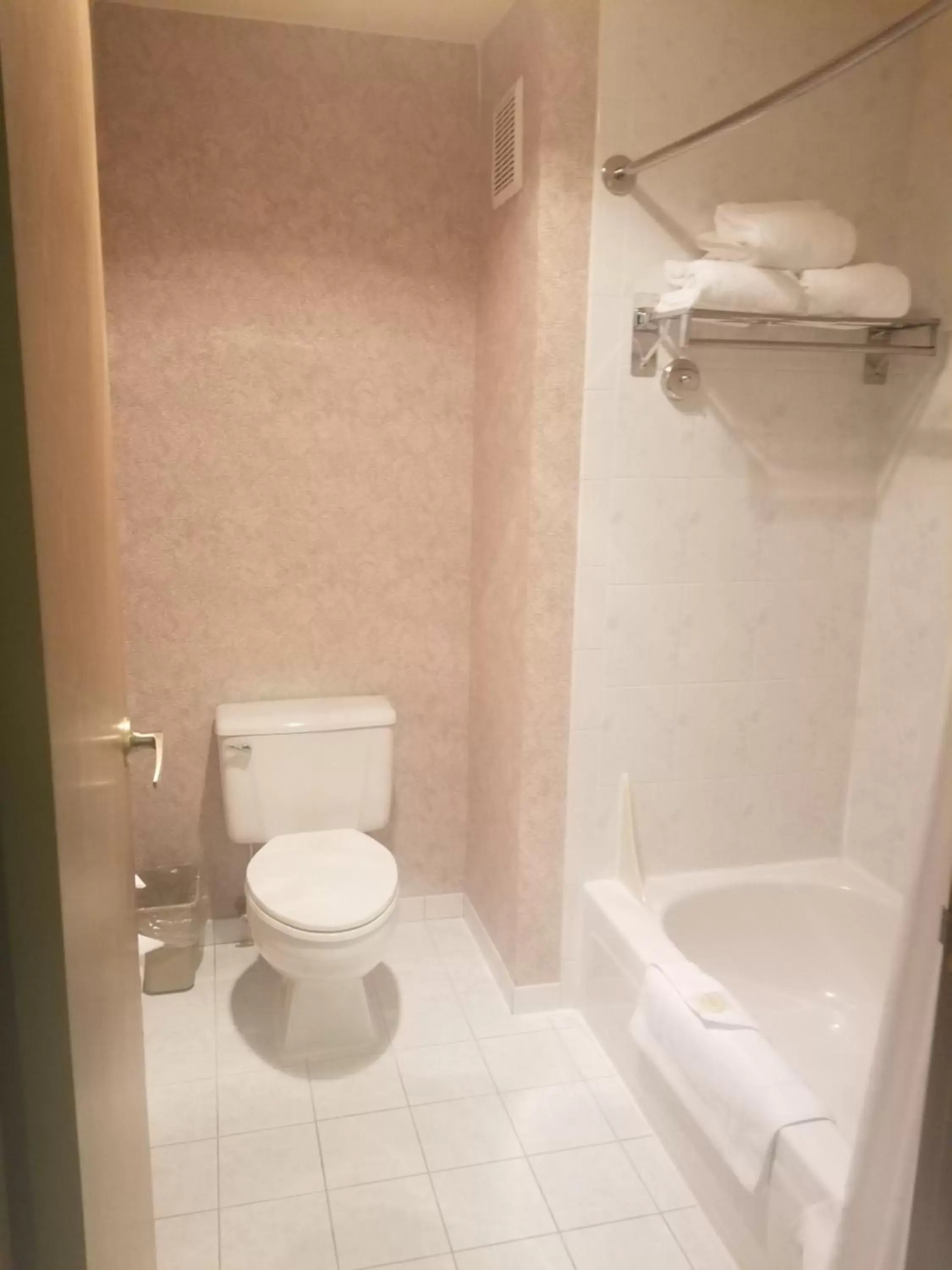 Bathroom in Shilo Inn Suites Salem