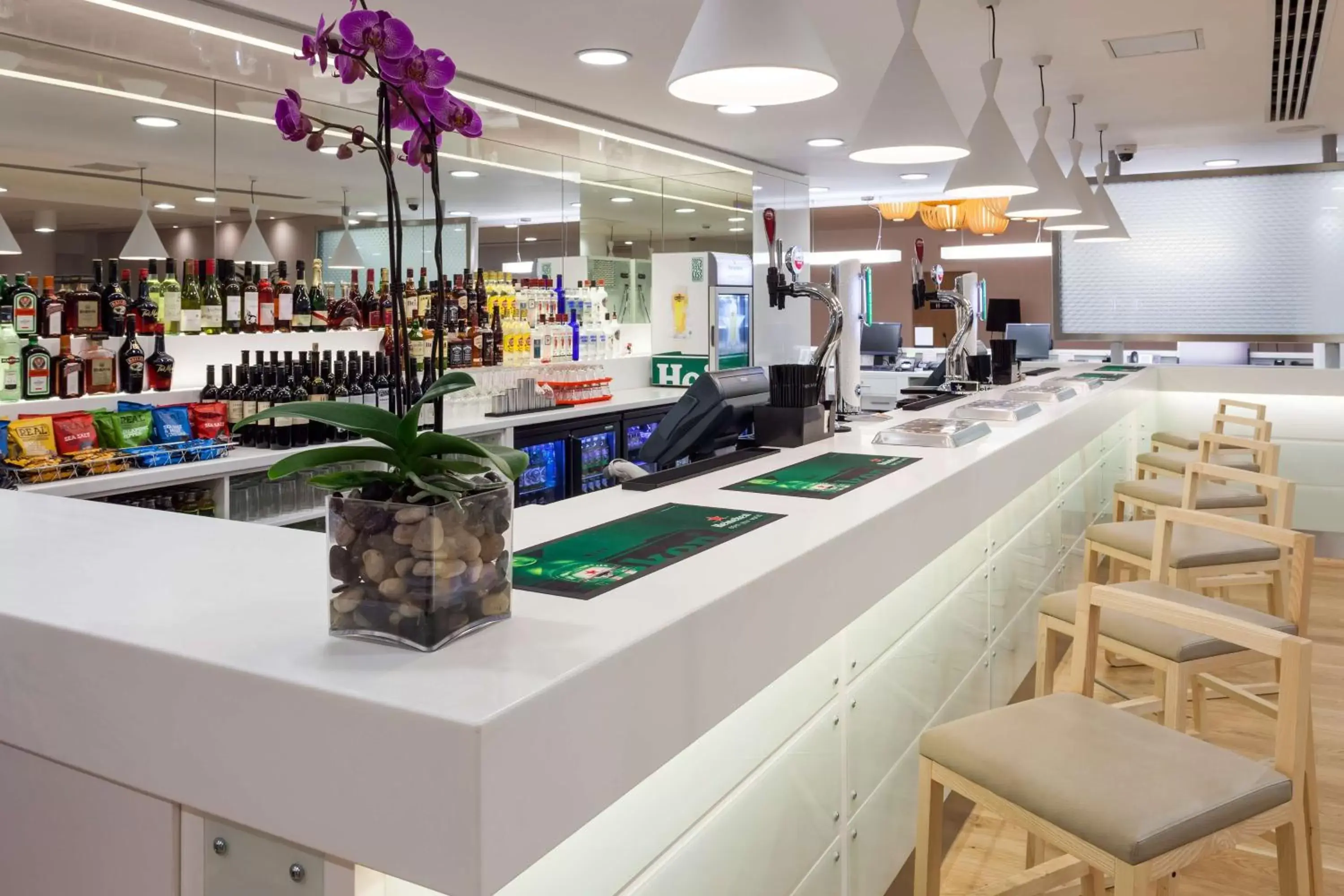 Lounge or bar in Hampton by Hilton London Gatwick Airport