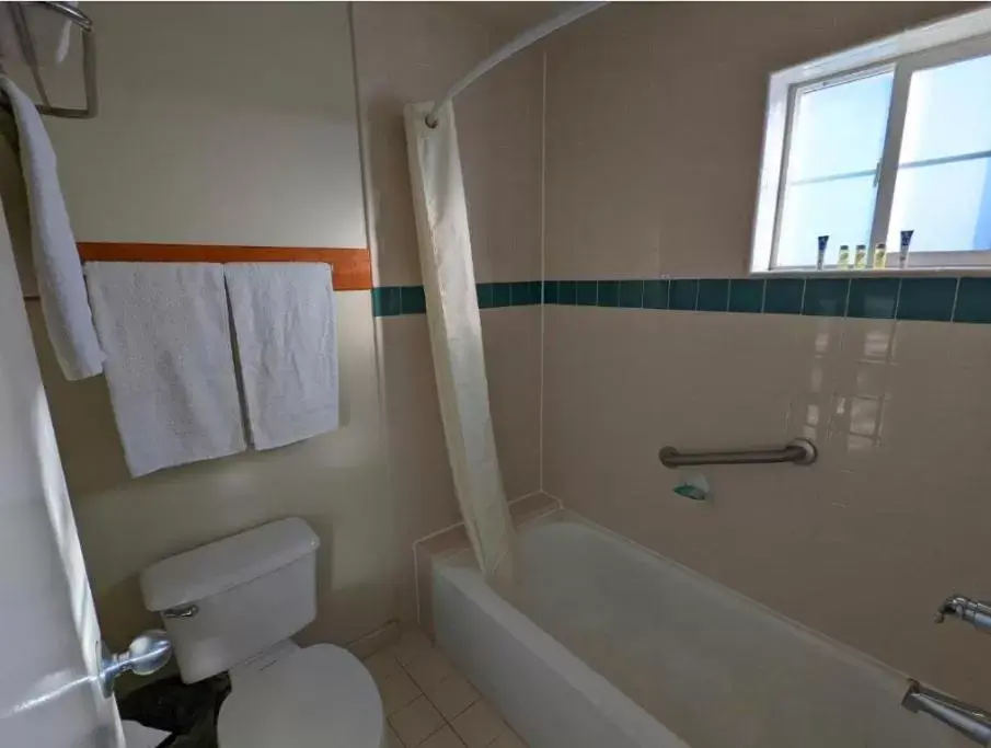 Bathroom in Americas Best Value Inn Oxnard-Port Hueneme