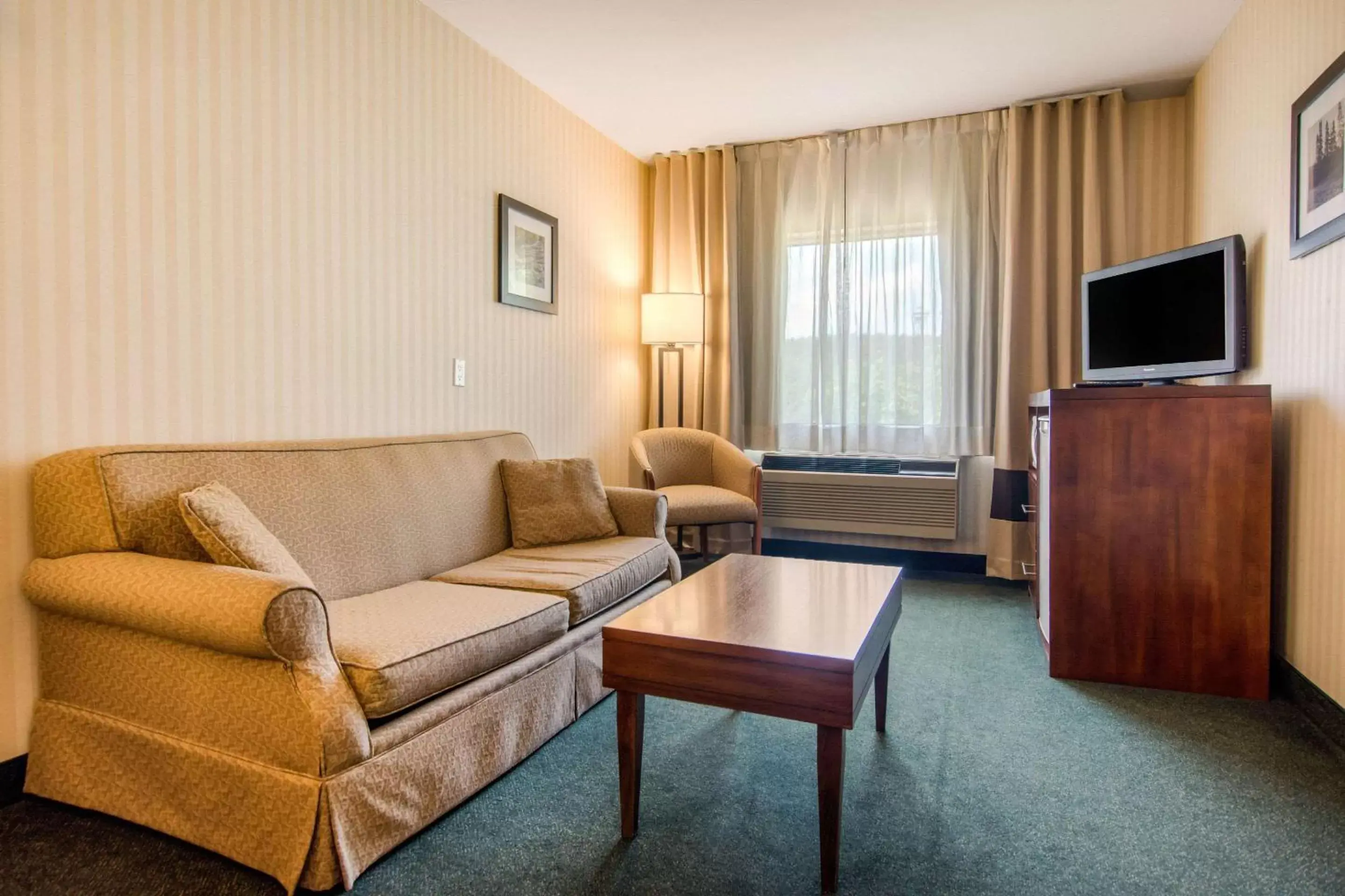 Photo of the whole room, Seating Area in Comfort Inn & Suites Shawinigan