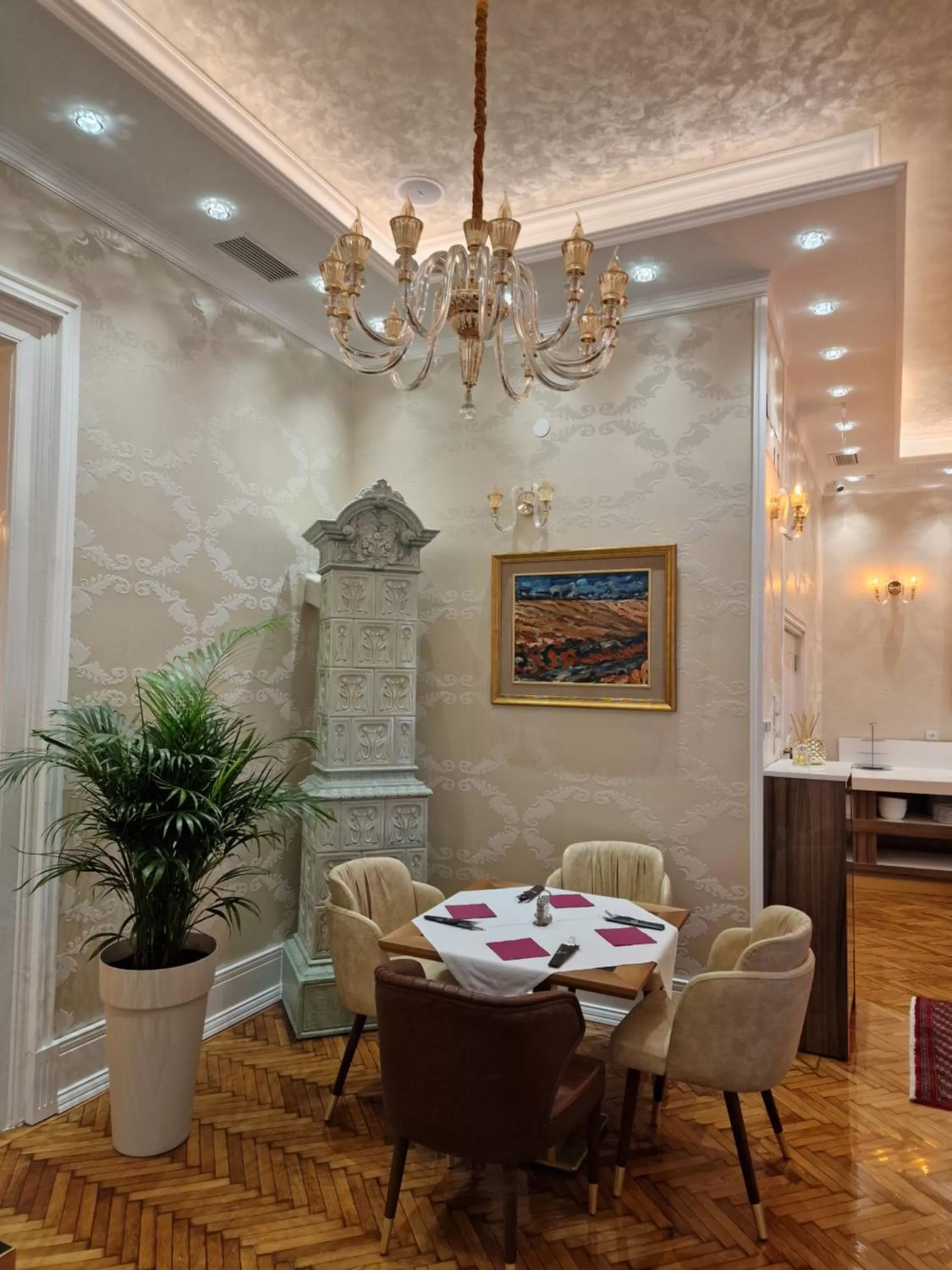 Restaurant/places to eat in Queen Palace