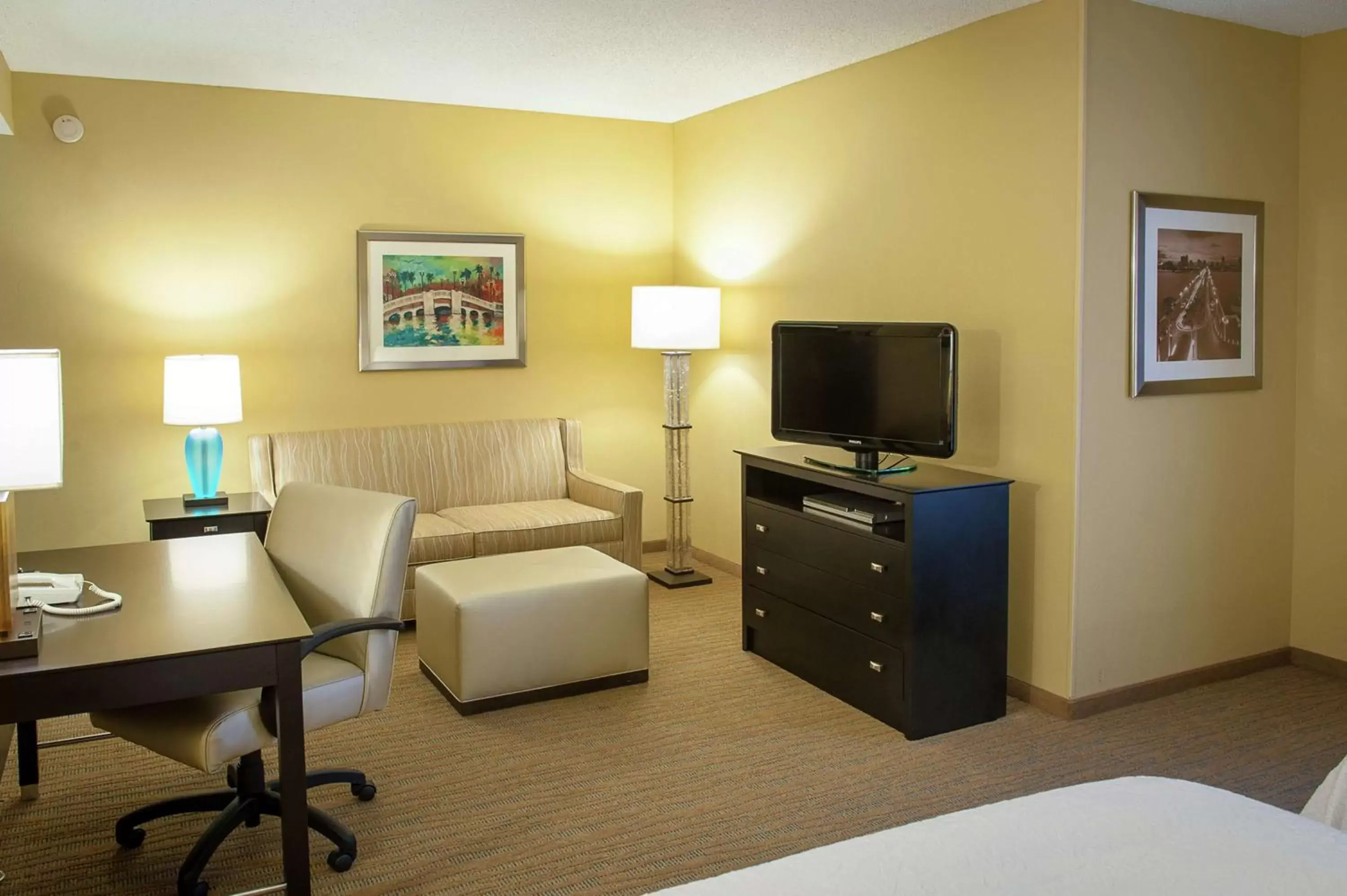 Bedroom, TV/Entertainment Center in Hampton Inn & Suites St. Petersburg/Downtown