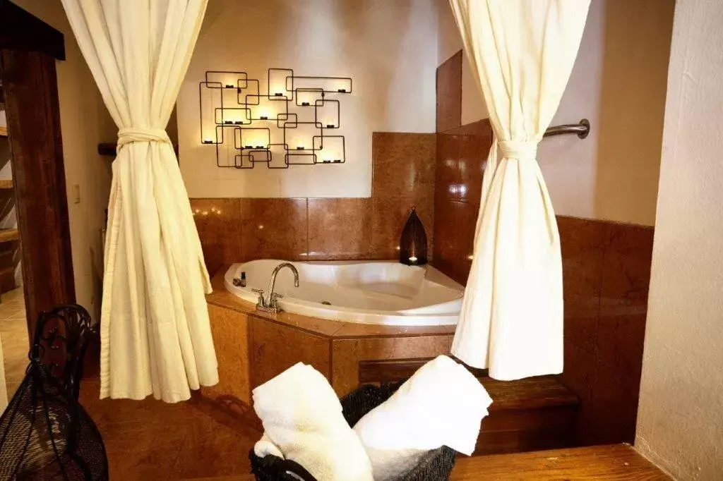Hot Tub, Bathroom in Hotel Quinta Mision
