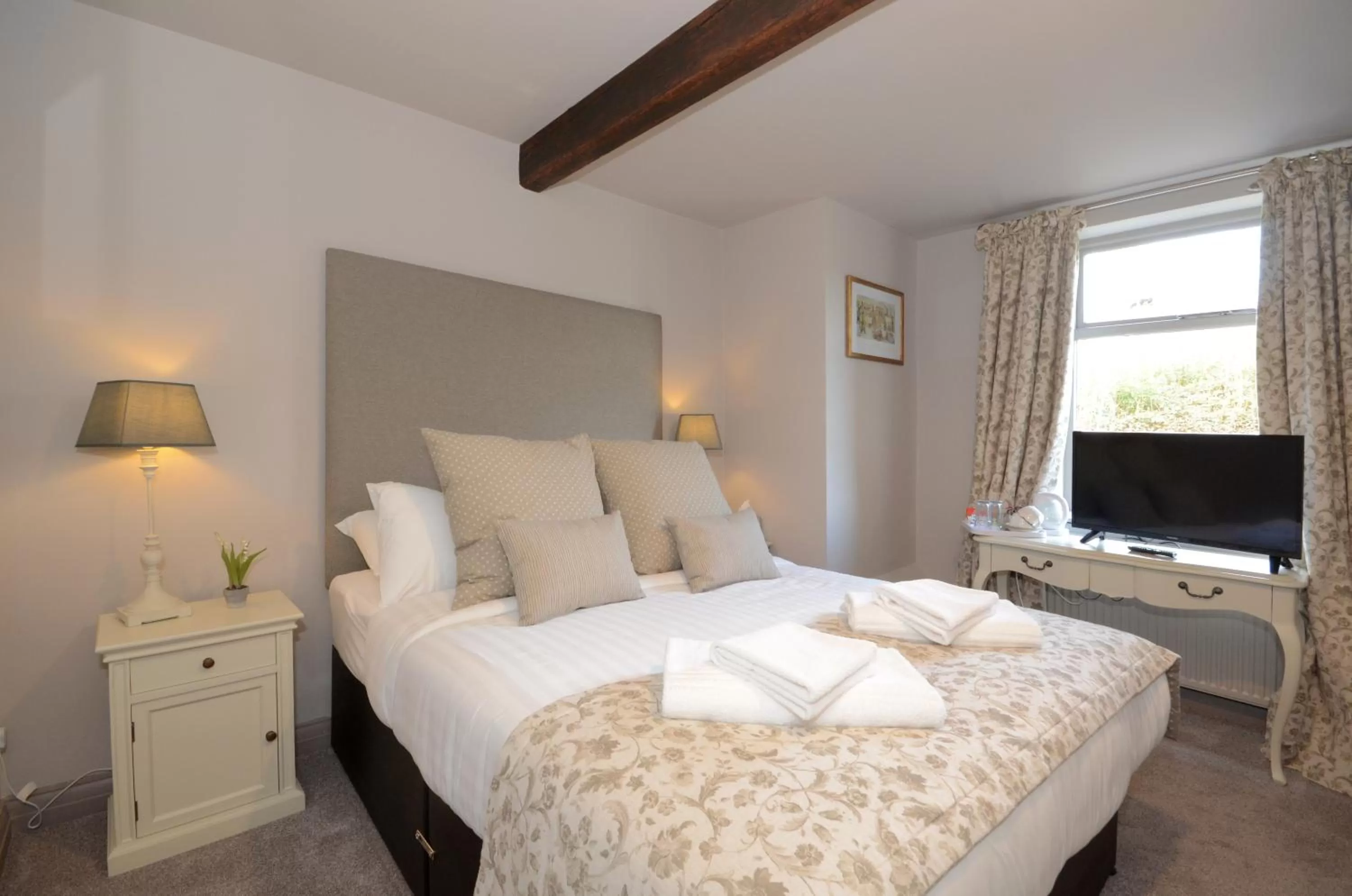 Bedroom, Bed in The Alma Inn