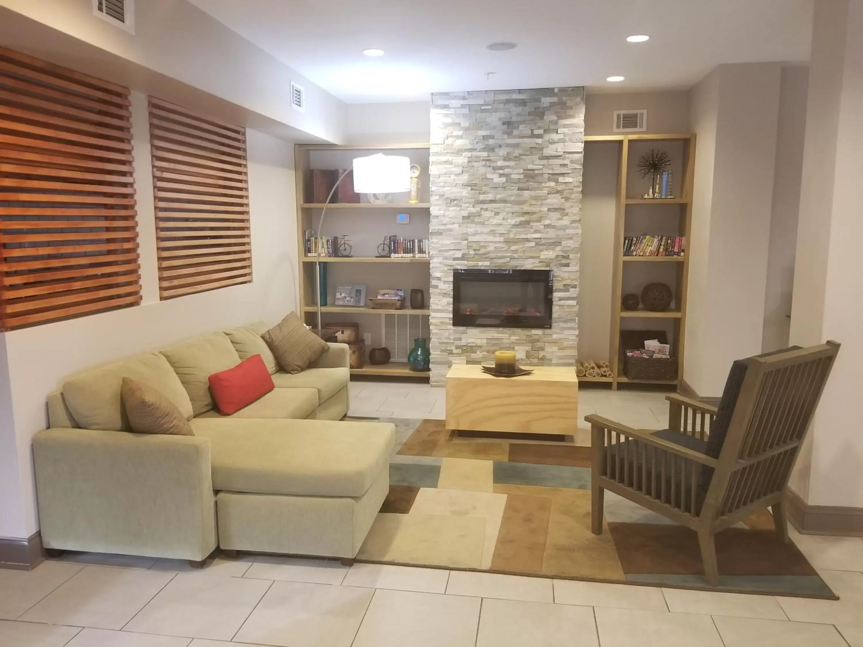 Living room, Seating Area in Country Inn & Suites by Radisson, Canton, GA