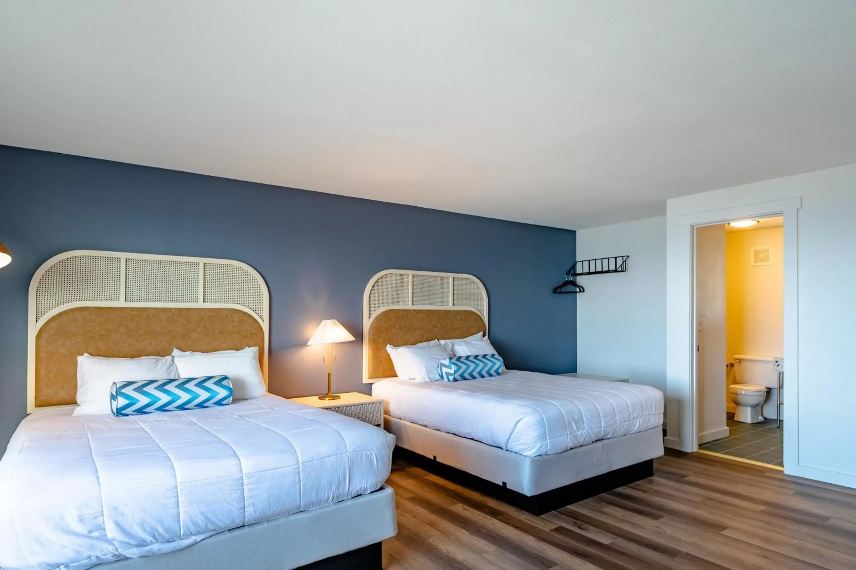 Bedroom, Bed in Seagull Beachfront Inn