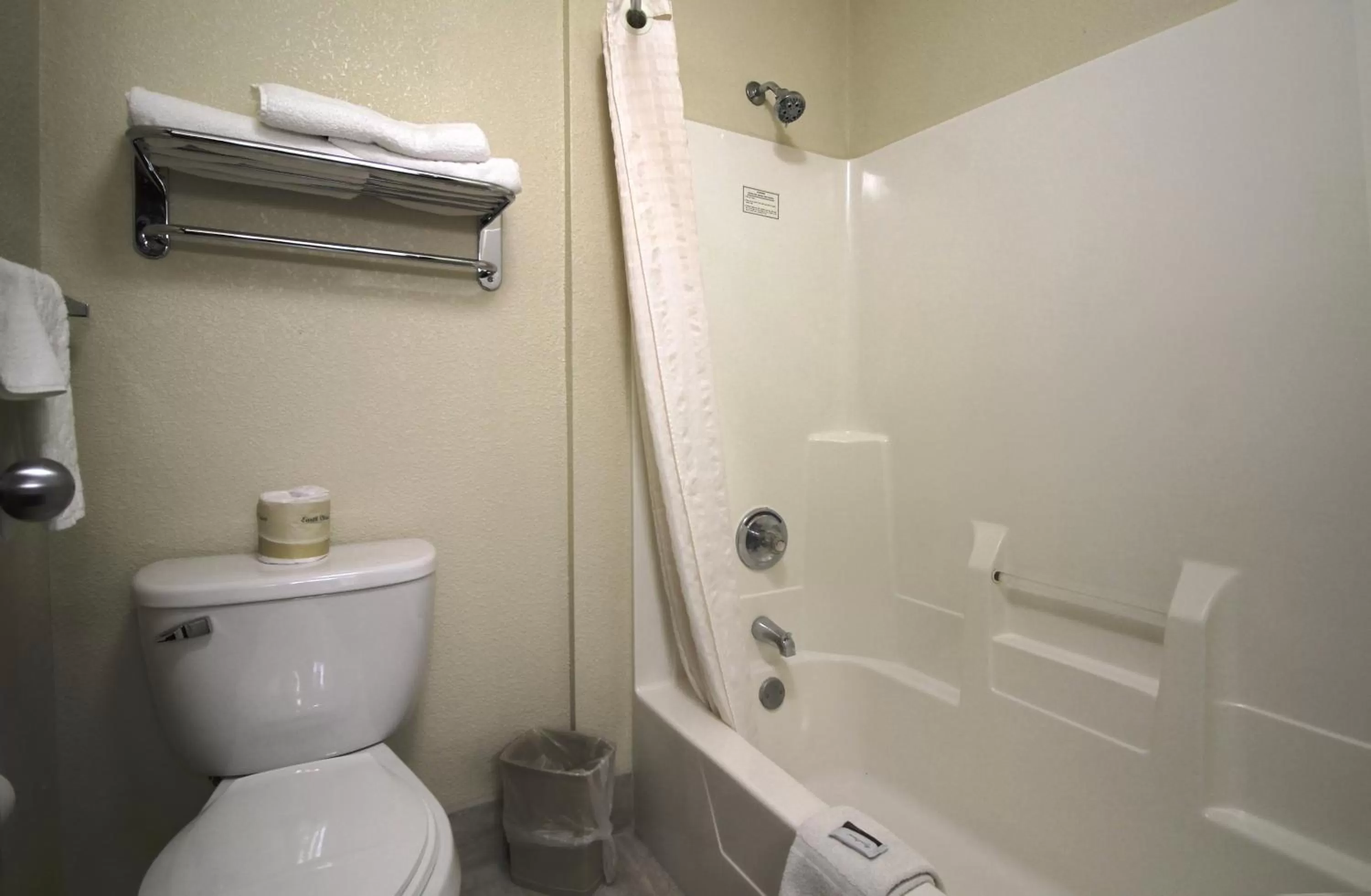 Bathroom in Geneva Motel