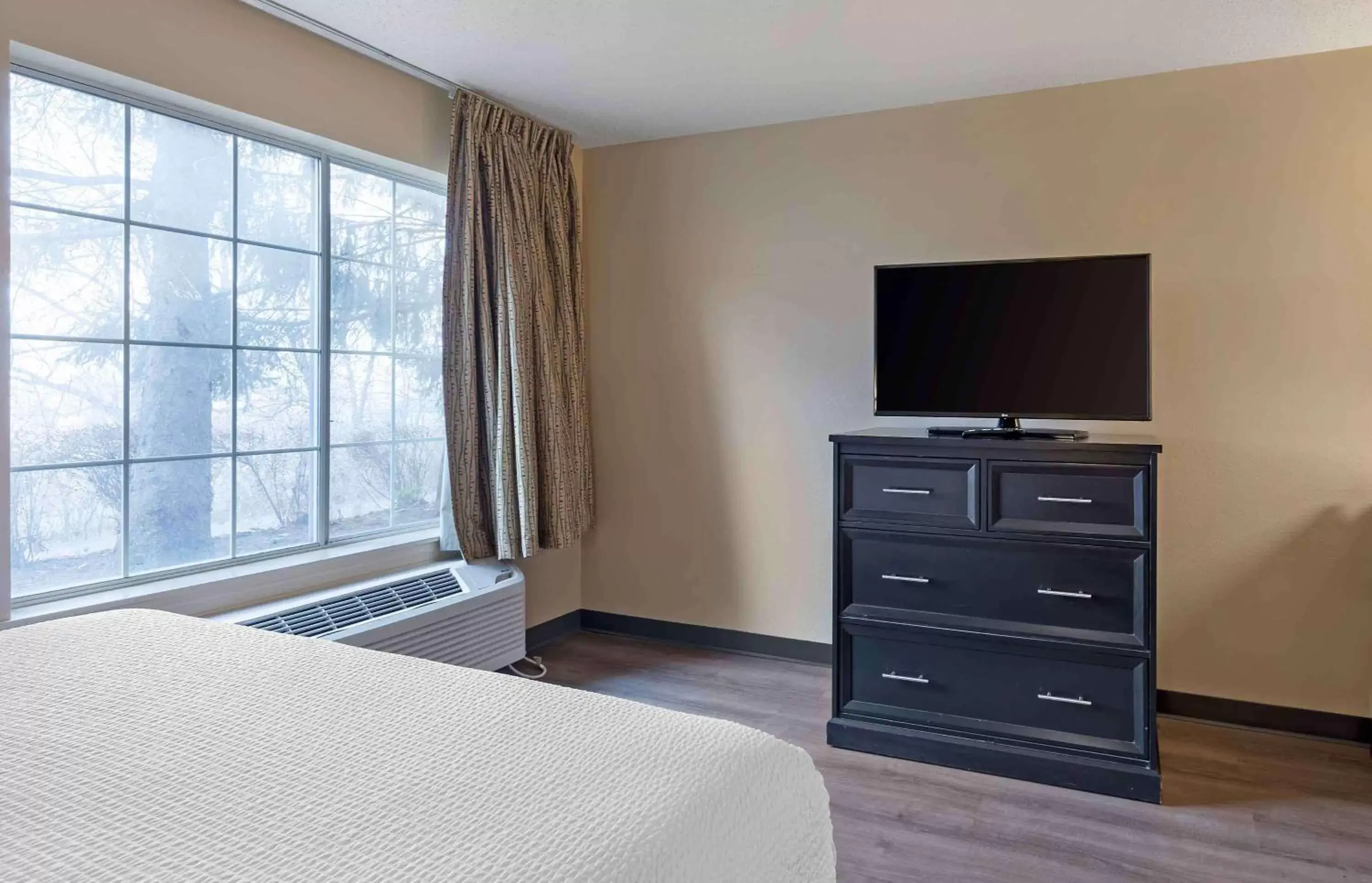 Bedroom, TV/Entertainment Center in Extended Stay America Suites - St Louis - Airport - Central