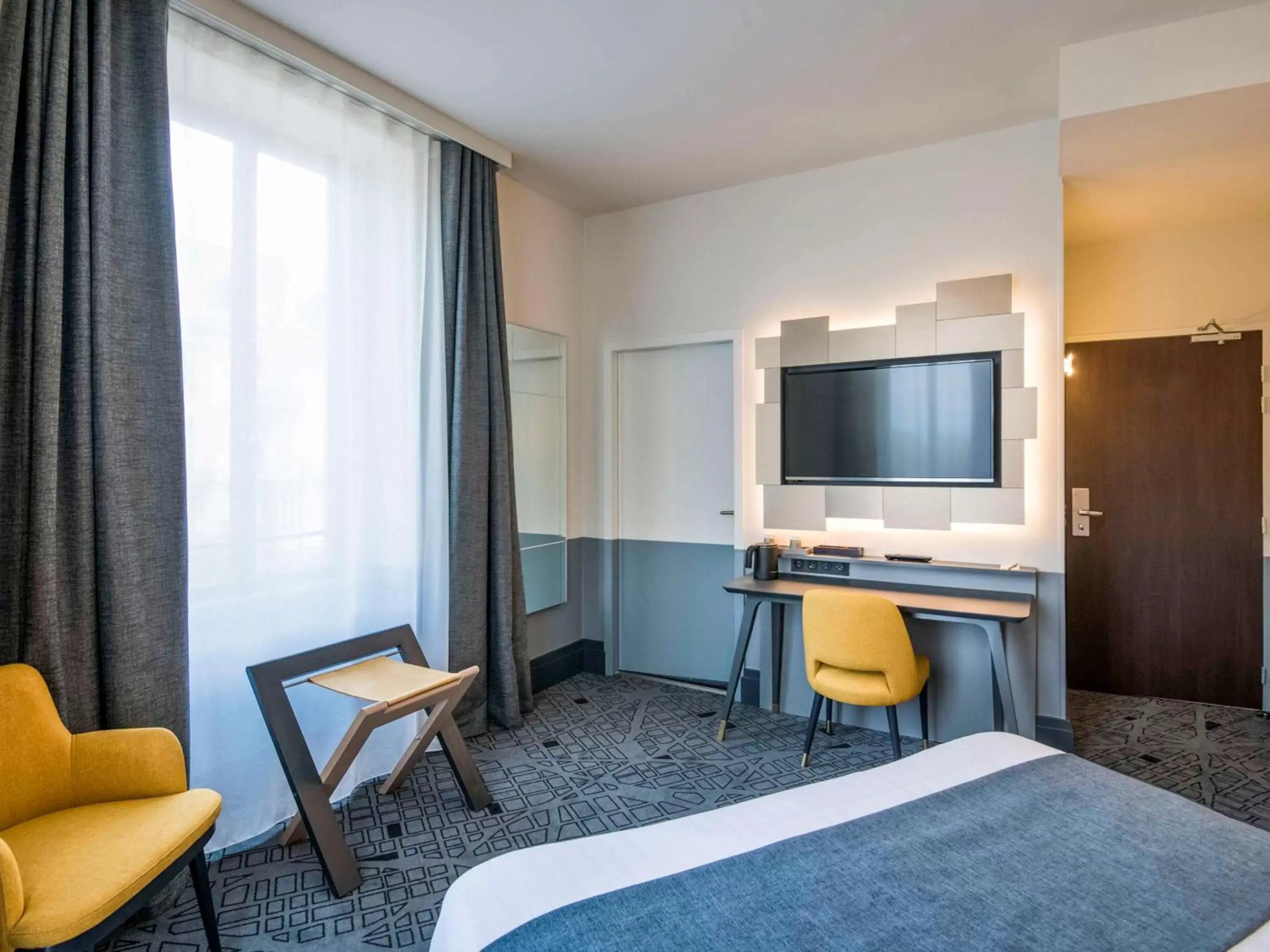 Bedroom, TV/Entertainment Center in Hôtel Mercure Rodez Cathédrale