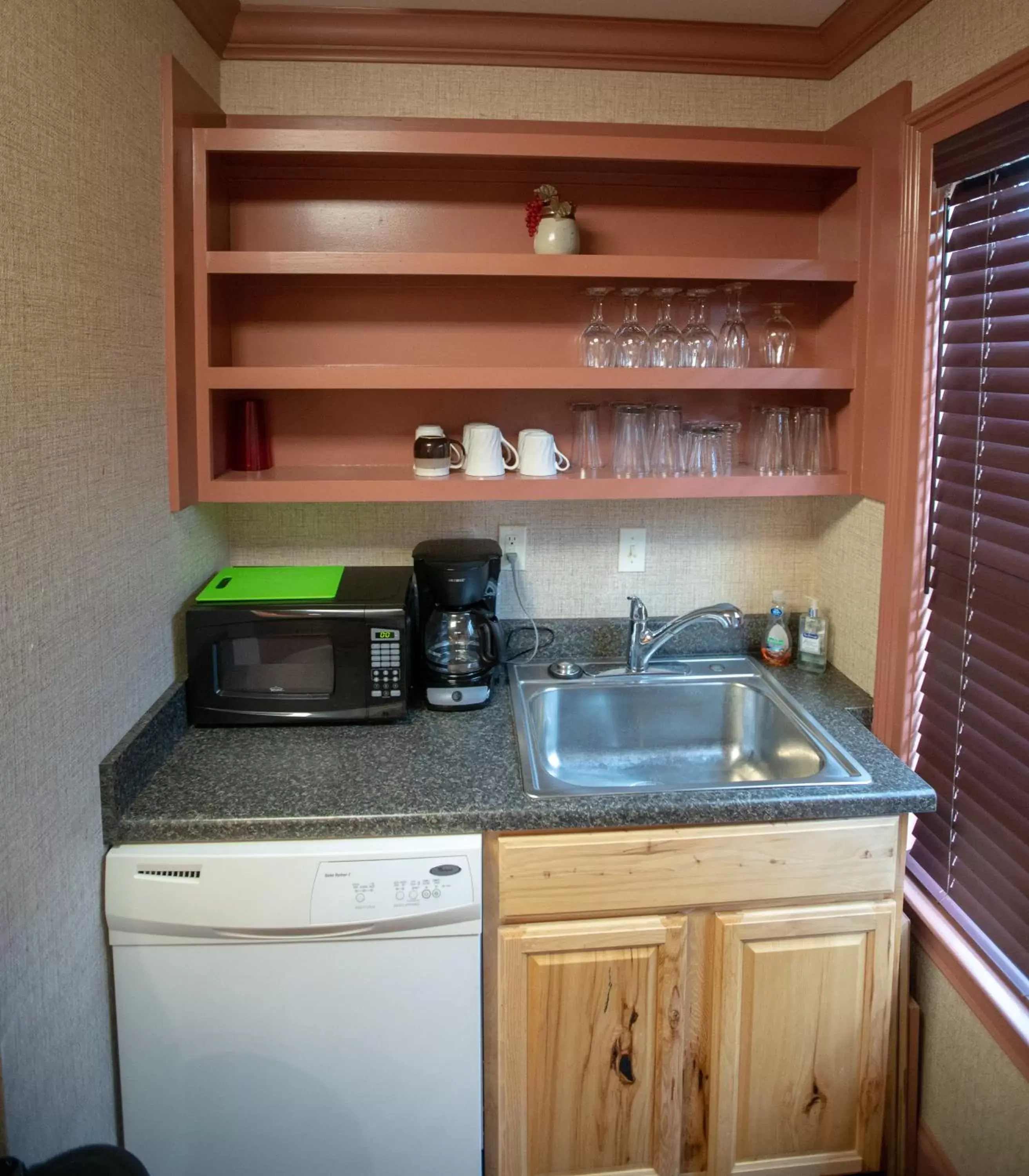 Kitchen/Kitchenette in Howard's Creek Inn