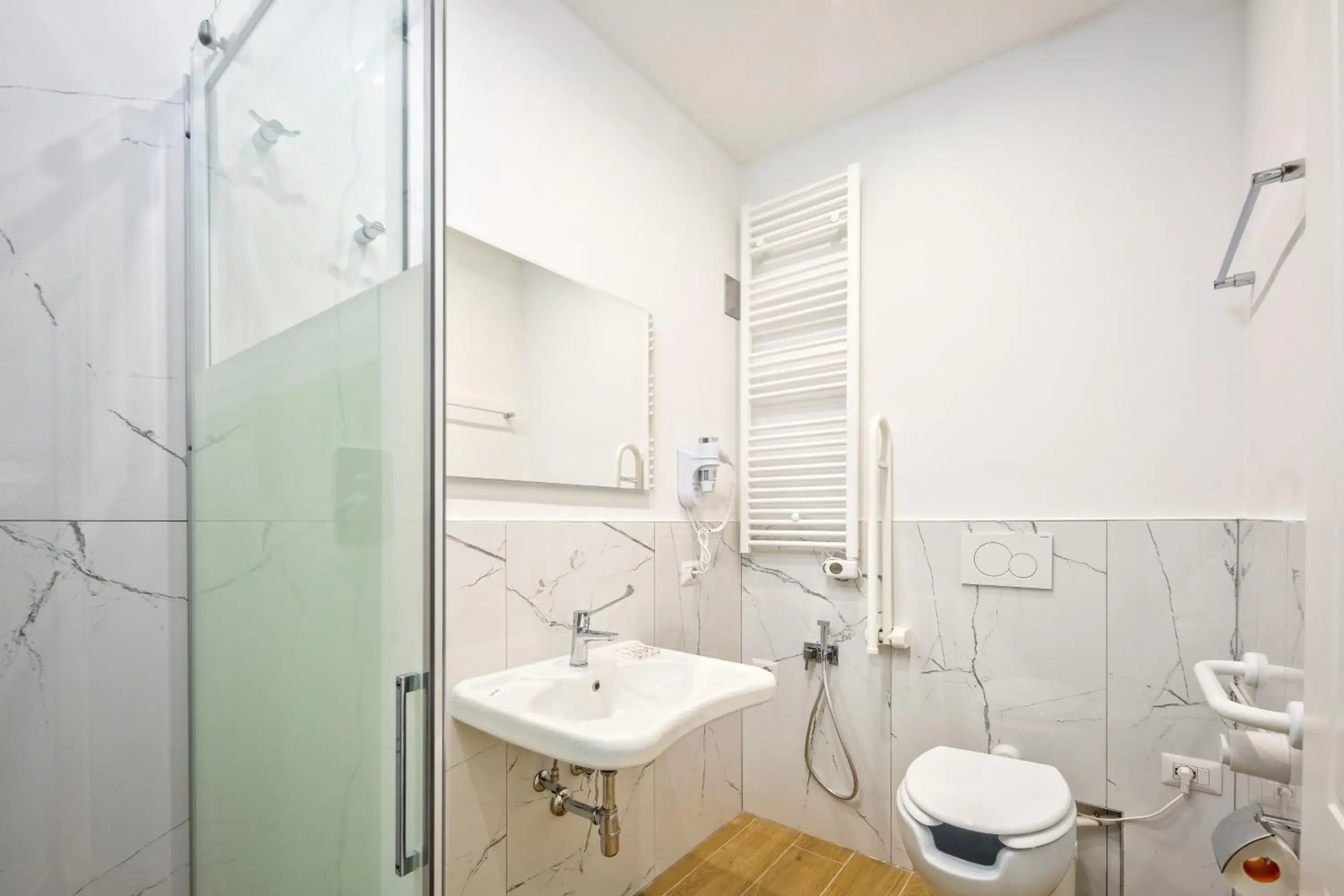 Shower, Bathroom in Hotel Bijou