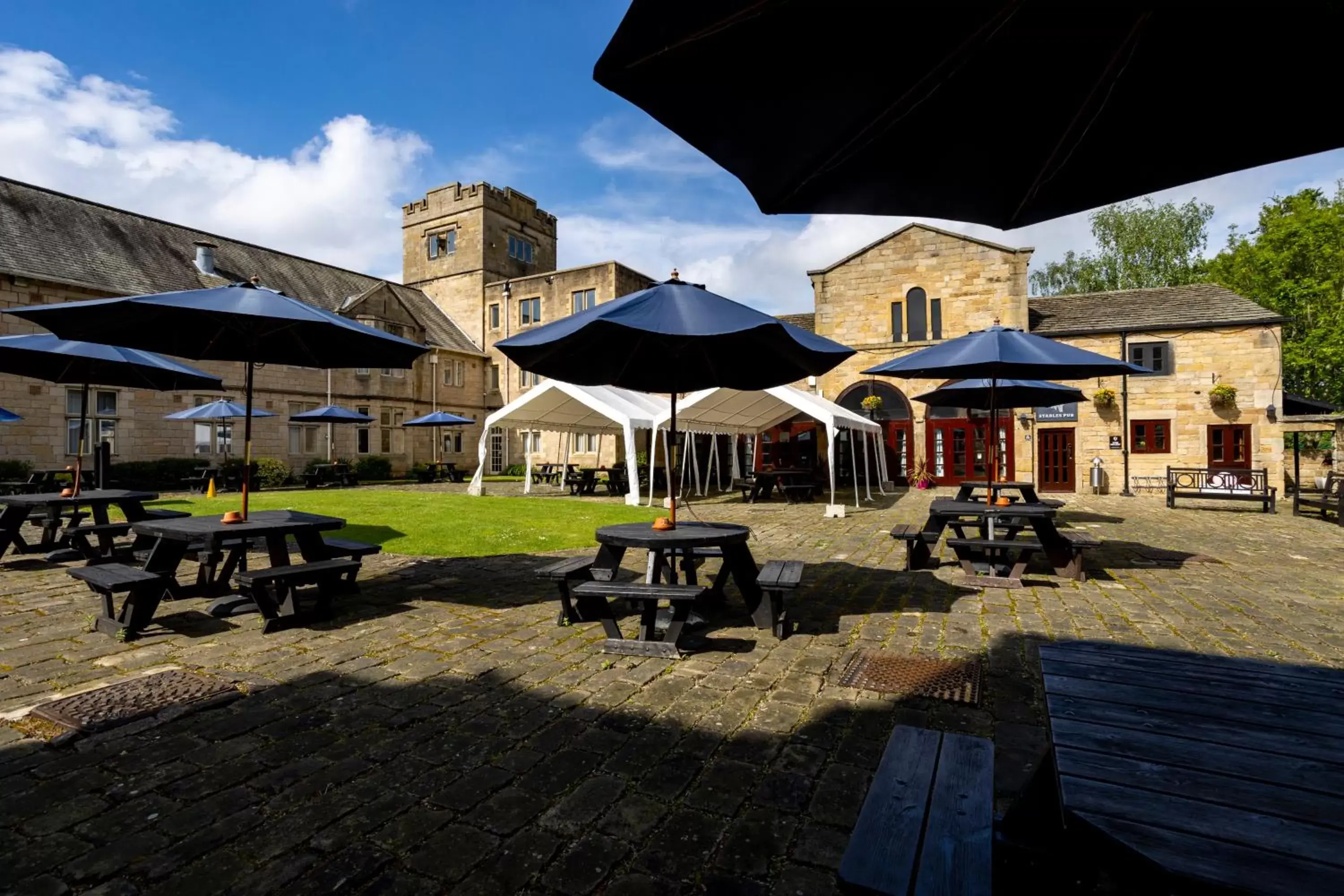 Lounge or bar, Property Building in Weetwood Hall Estate