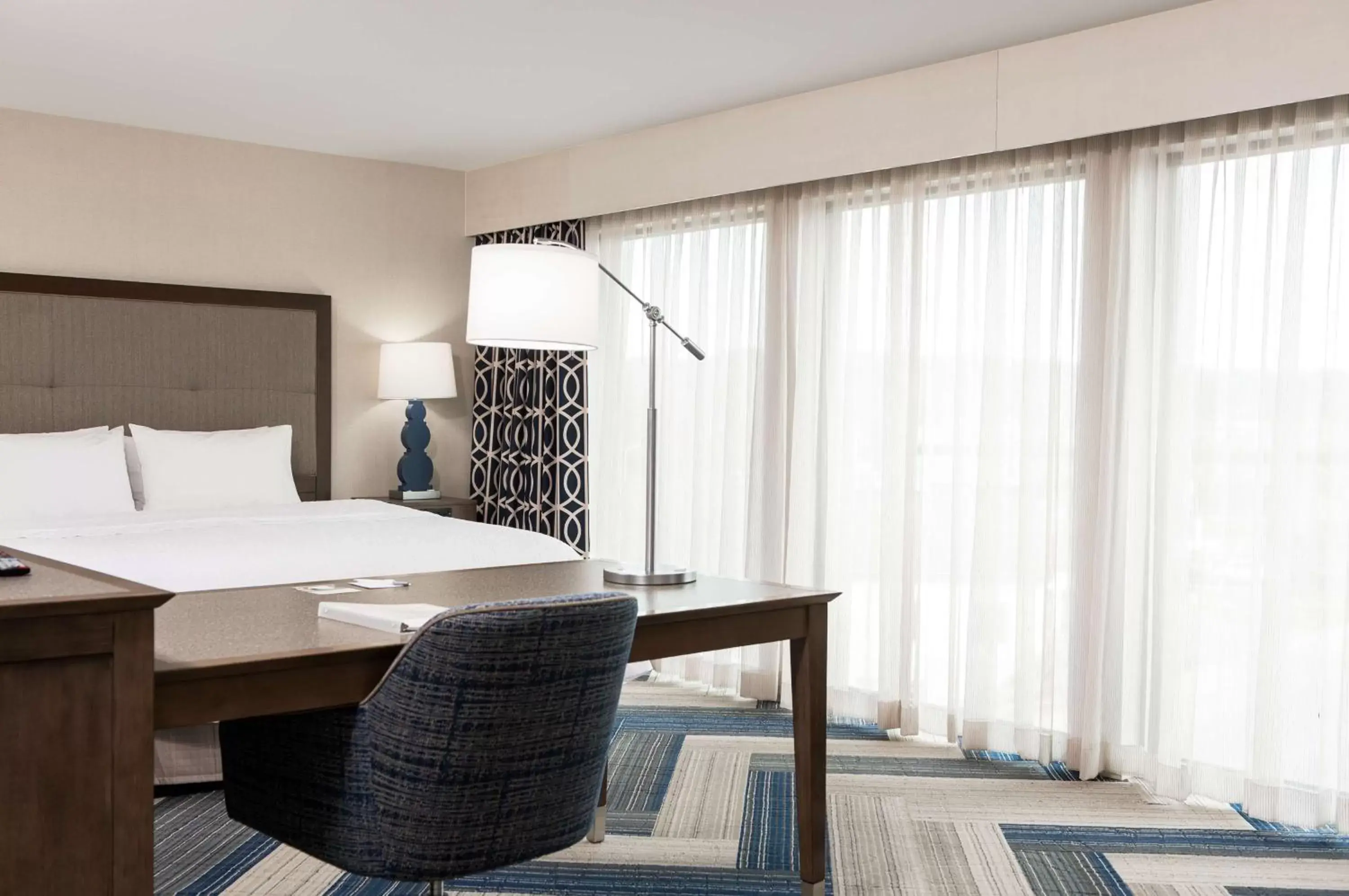 Bed in Hampton Inn and Suites La Crosse Downtown