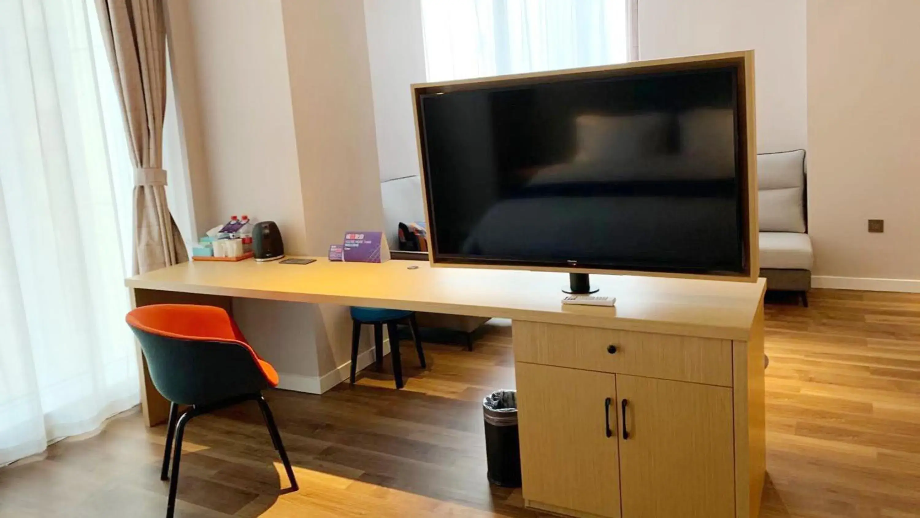 Bedroom, TV/Entertainment Center in Holiday Inn Express Linyi West, an IHG Hotel