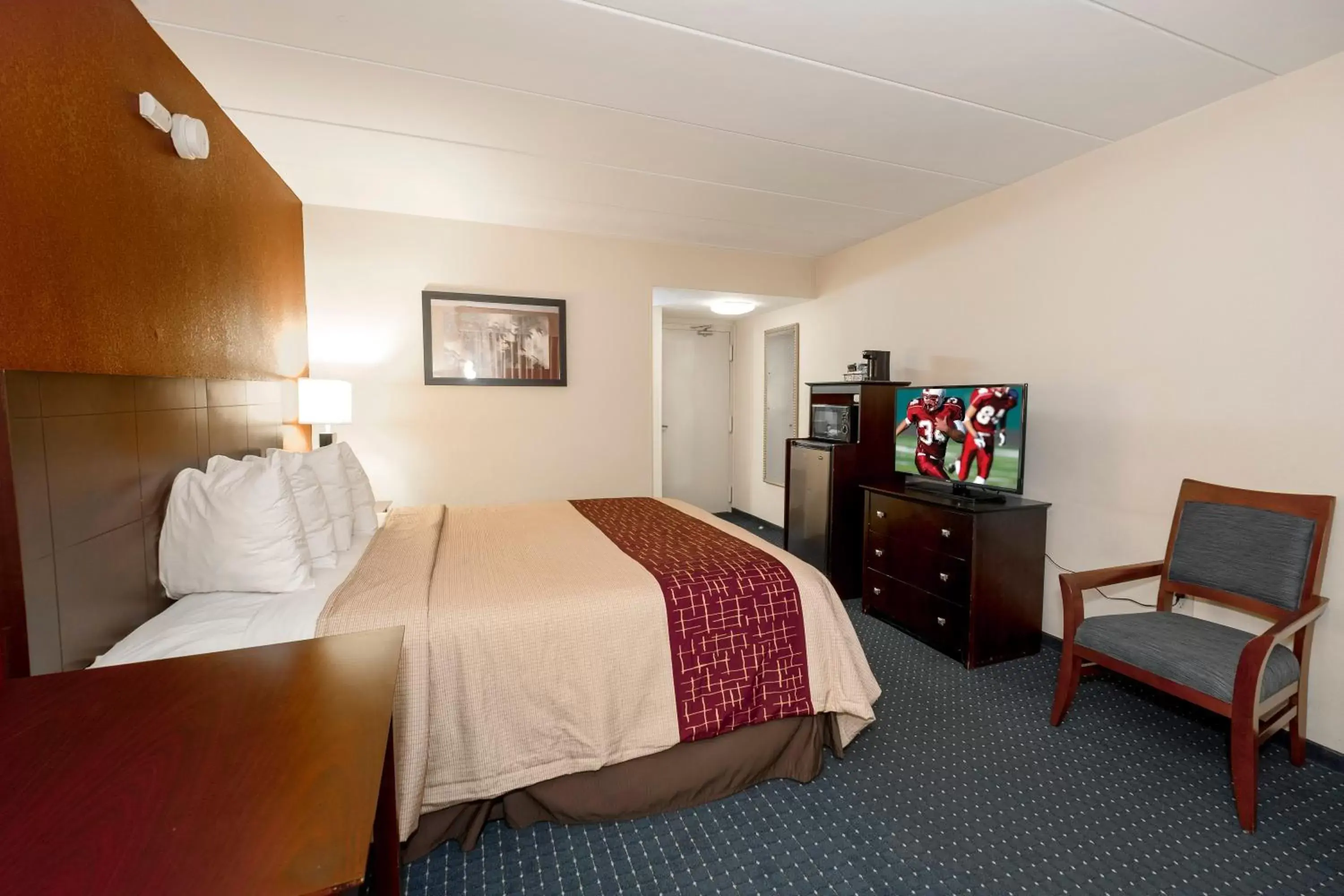 Bedroom, Bed in Red Roof Inn Annapolis