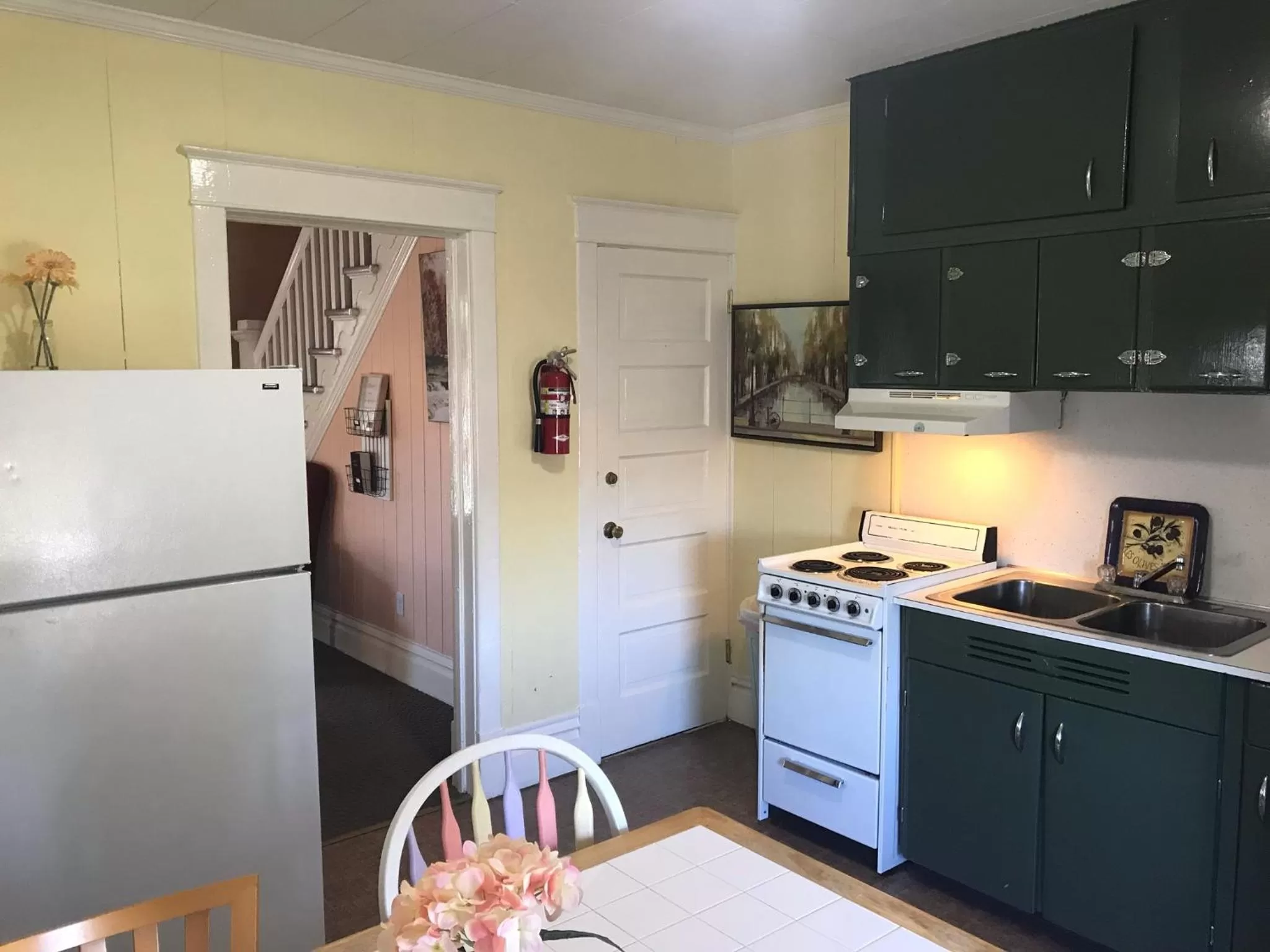 Kitchen or kitchenette in Simmons Motel and Suites