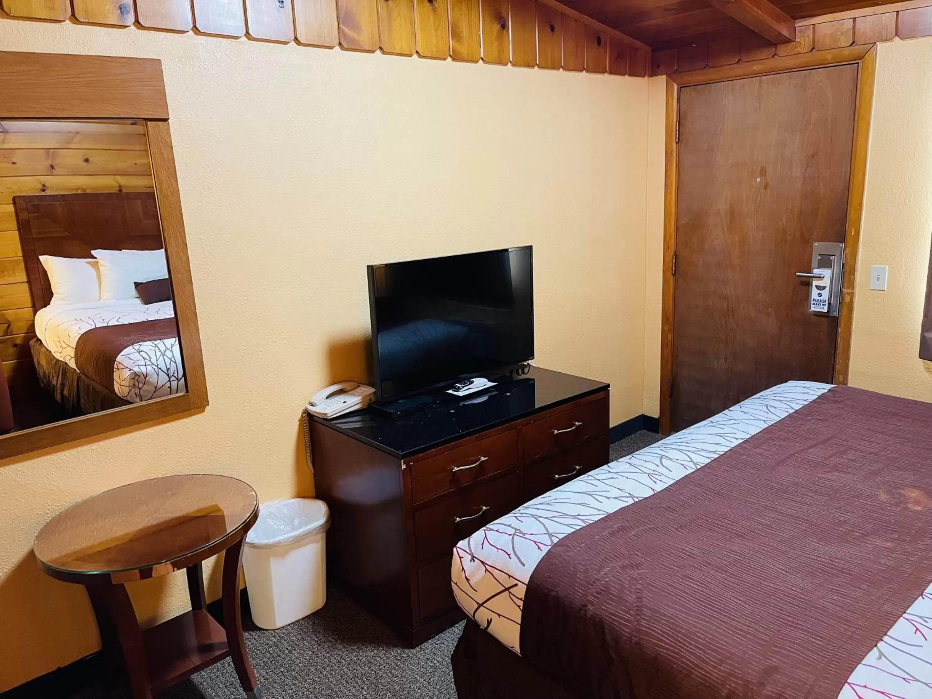 TV and multimedia, TV/Entertainment Center in Apple Inn Motel