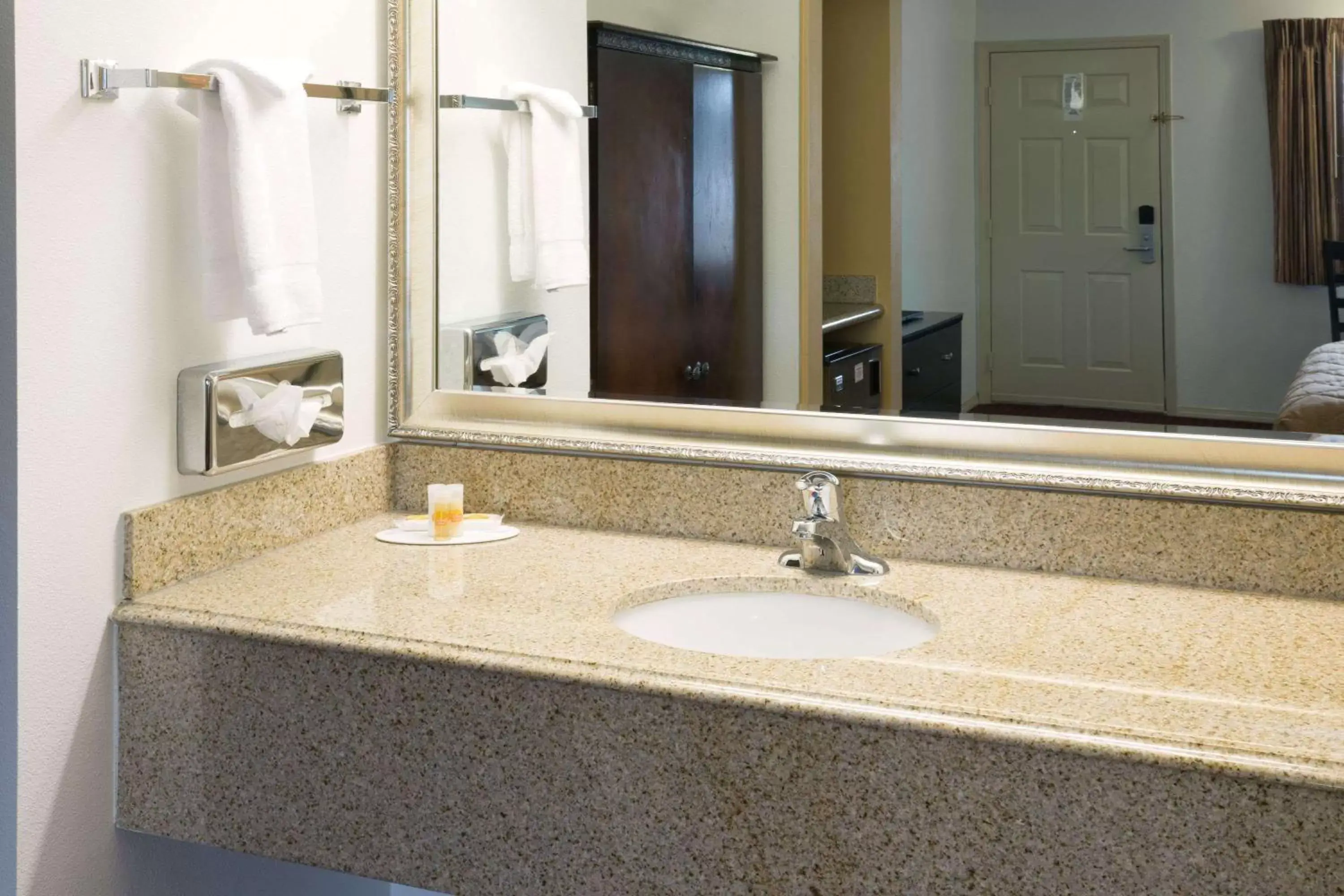 Photo of the whole room, Bathroom in Days Inn by Wyndham Newport OR